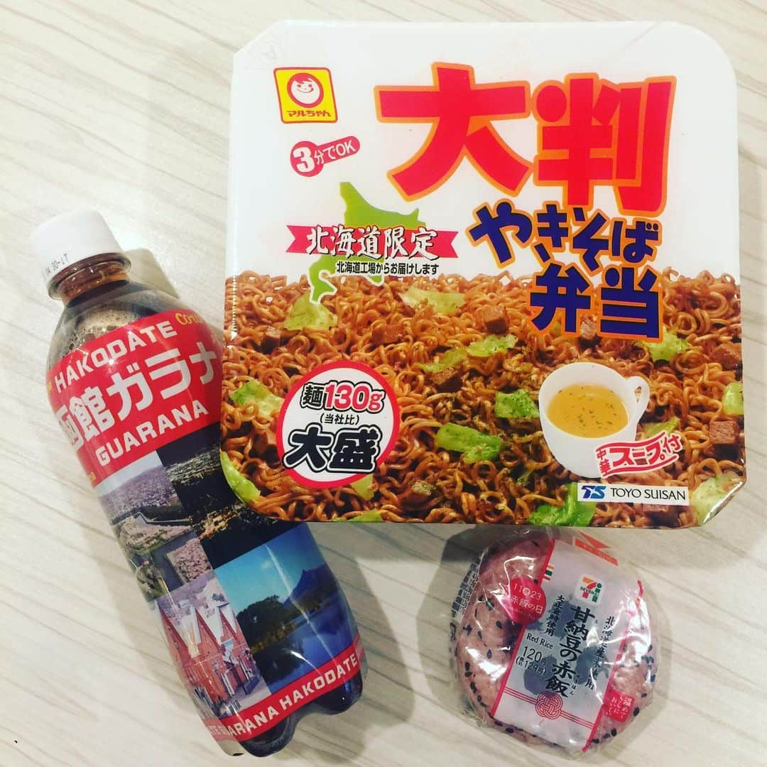 橋本塁さんのインスタグラム写真 - (橋本塁Instagram)「北海道飯♪ #ガラナ  #やきそば弁当 #甘納豆赤飯 #北海道飯」11月20日 3時03分 - ruihashimoto