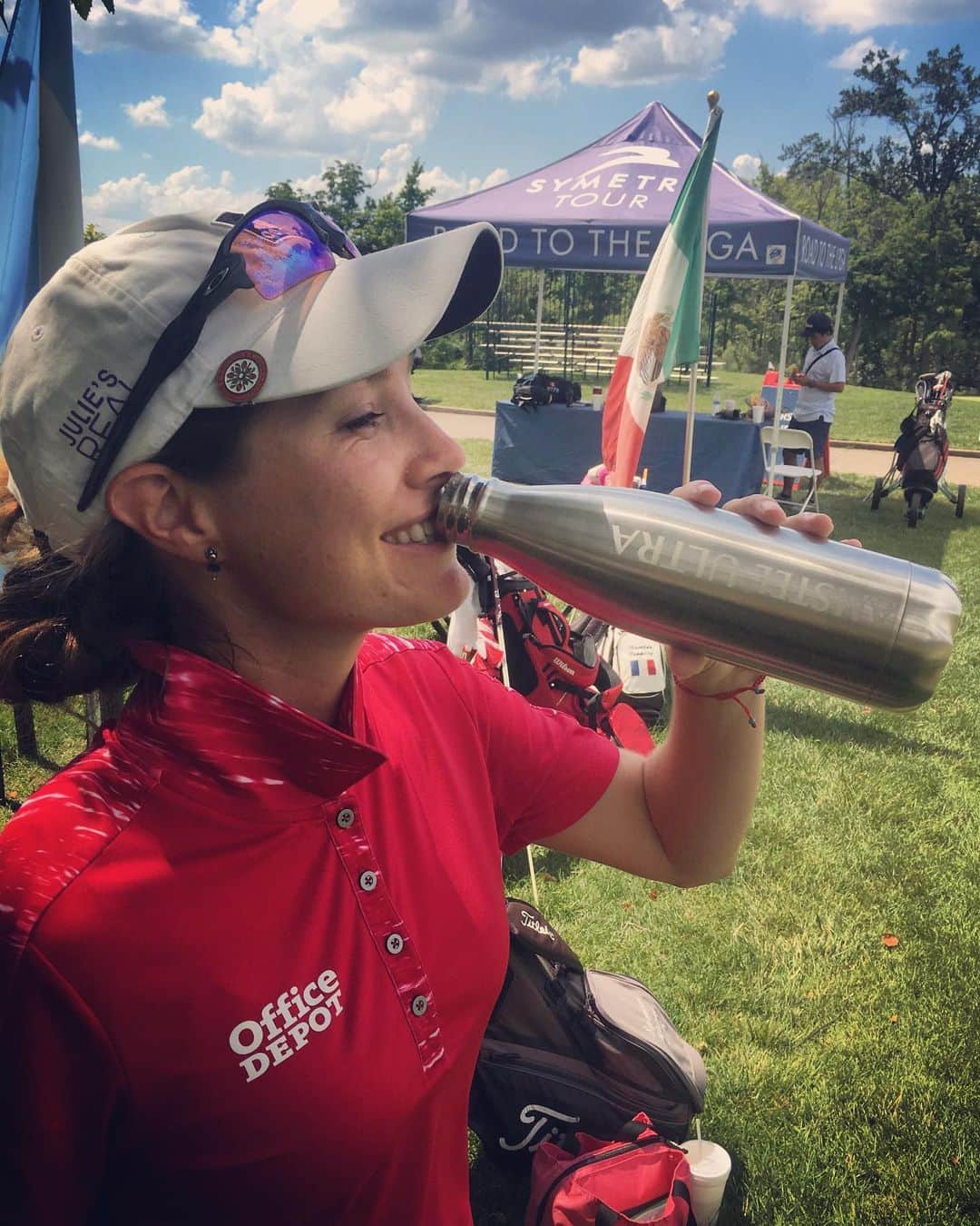 のインスタグラム：「“Happiness is a state of being not a place”😜 #tuesdaythoughts ••• “La felicidad es un estado mental, no un lugar”💪🙌❤️ @amstelultra #challengerteam @office_depotmex @adidasmx @adidasgolf @office_depotmex @juliesreal (es agua, no crean 😜)」