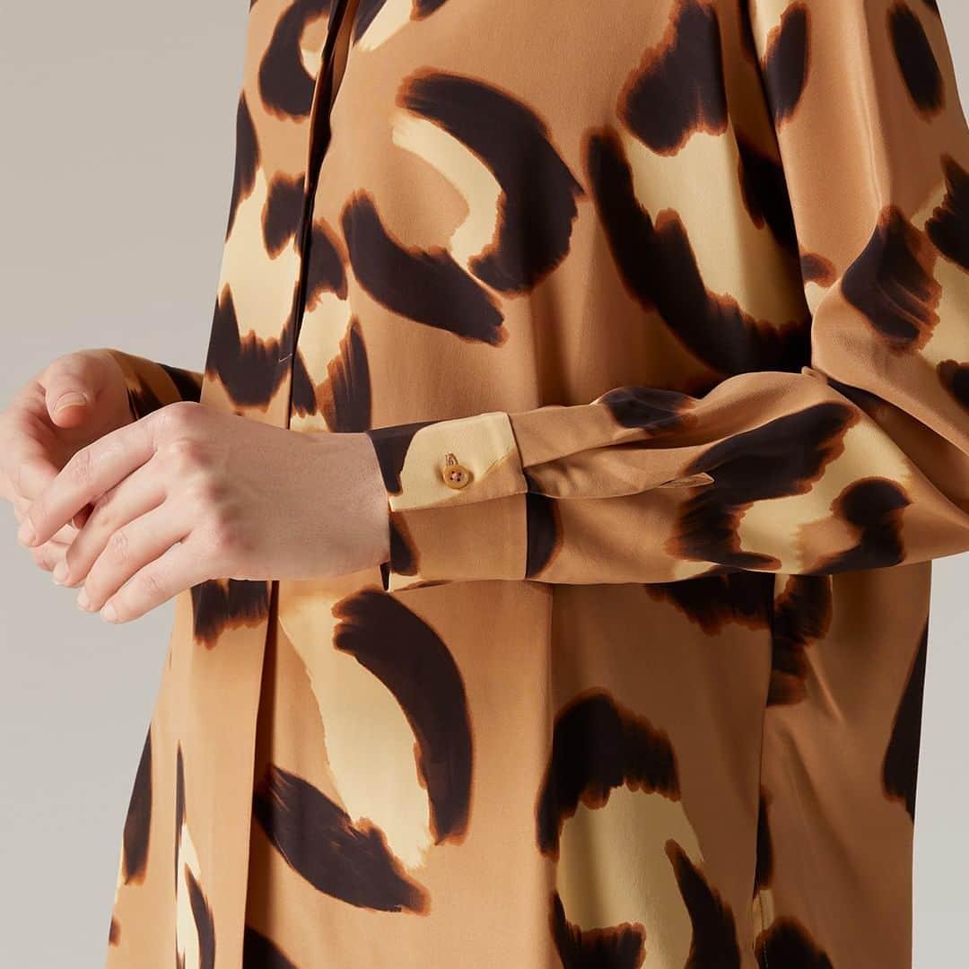 のインスタグラム：「A softer take on a classic print with these leopard spots. This chic tunic is an indulgent silk style that can be dressed for day or night. #jaegerstyle #silkdressing」