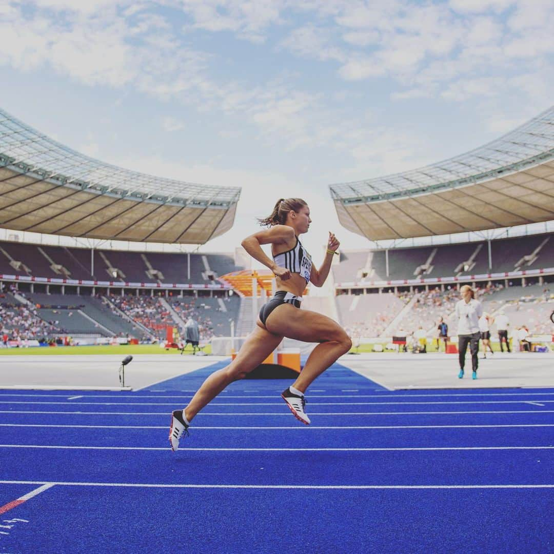 ルート・ゾフィア・シュペルマイヤーさんのインスタグラム写真 - (ルート・ゾフィア・シュペルマイヤーInstagram)「#trackgirltuesday 🏃🏽‍♀️💥 Looking forward to my next trainingcamp in South Africa! 🇿🇦❤️ . #trackandfield #iloverunning #runnersworld #passion #neverdone #prettystrong #eatsleeptrainrepeat . 📸 @temmepictures 😊」11月20日 3時12分 - 400mruth