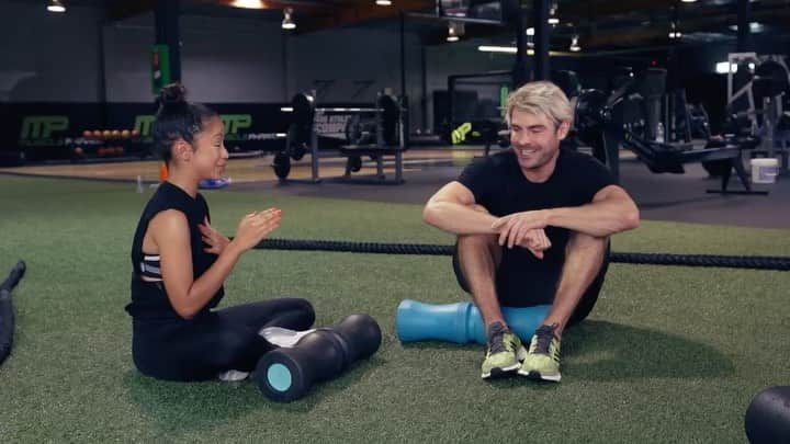 ザック・エフロンのインスタグラム：「Couldn’t ask for a better dance partner. Thanks to the incredibly talented @lizakoshy for hanging out with us on the latest #GymTime! [link in bio]⁣ ⁣ 🎥: @getstoked.la」