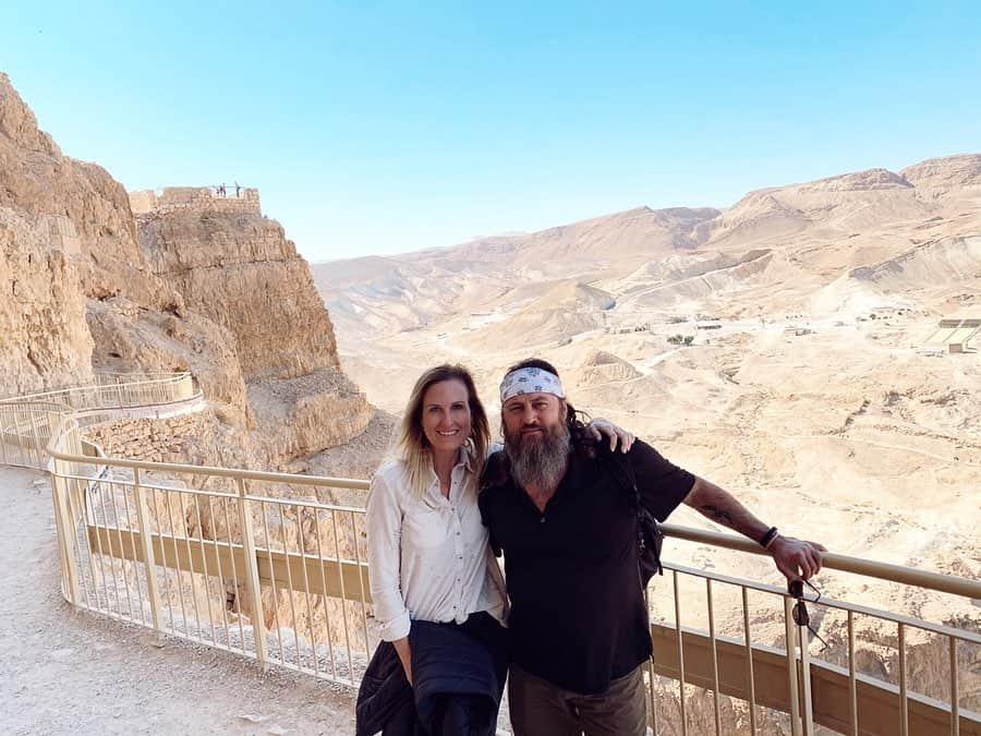 コリー・ロバートソンさんのインスタグラム写真 - (コリー・ロバートソンInstagram)「Baptisms in the Jordan River, Qumran, and the Dead Sea today. It was a really good one 💙 check out that light beam 🙌🏻 @realwilliebosshog I love traveling the world with you!  #israelencounter “At that time Jesus came from Nazareth in Galilee and was baptized by John in the Jordan. Just as Jesus was coming up out of the water, he saw heaven being torn open and the Spirit descending on him like a dove. And a voice came from heaven: “You are my Son, whom I love; with you I am well pleased.”” ‭‭Mark‬ ‭1:9-11‬ ‭」11月20日 3時06分 - bosshogswife