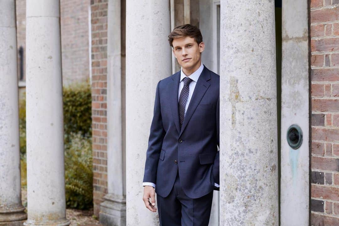 チェスターバリーのインスタグラム：「Black Friday may not be till next week, but we thought we’d start our Black Friday sale early with 50% off all Chester Barrie.  Head online or to our flagship store at number 19 Savile Row to discover reductions on everything from tailoring and outerwear to shirts and accessories. . . . . #ChesterBarrie #BlackFriday #BlackFridaySale #Sale #AW19 #ShopTheLook #CBstyle #TailoredToFit #SavileRow #MenWithStyle#Fashion #MensStyle #Style #Tailoring #Menswear #Jacket #MensFashion #BritishFashion #MensLifestyle #London #NewCollection #Suits #Jacket #Fabric #British #Italian」