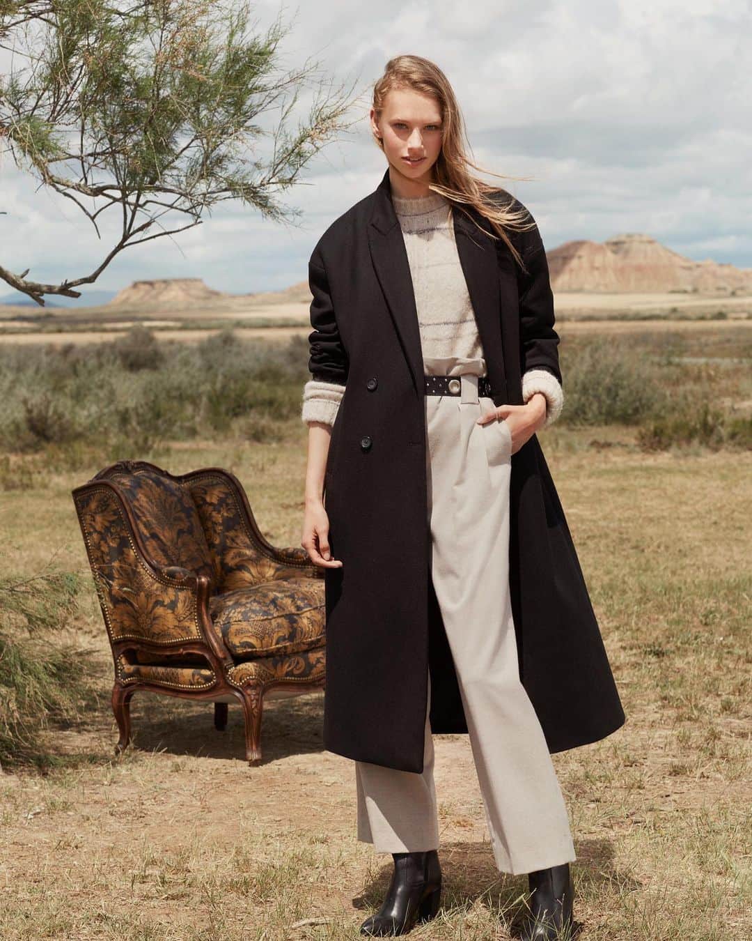 クーカイのインスタグラム：「Classique, élégant et raffiné, le manteau long Belen vous fera passer l’hiver au chaud ! #kookai #style #manteau」