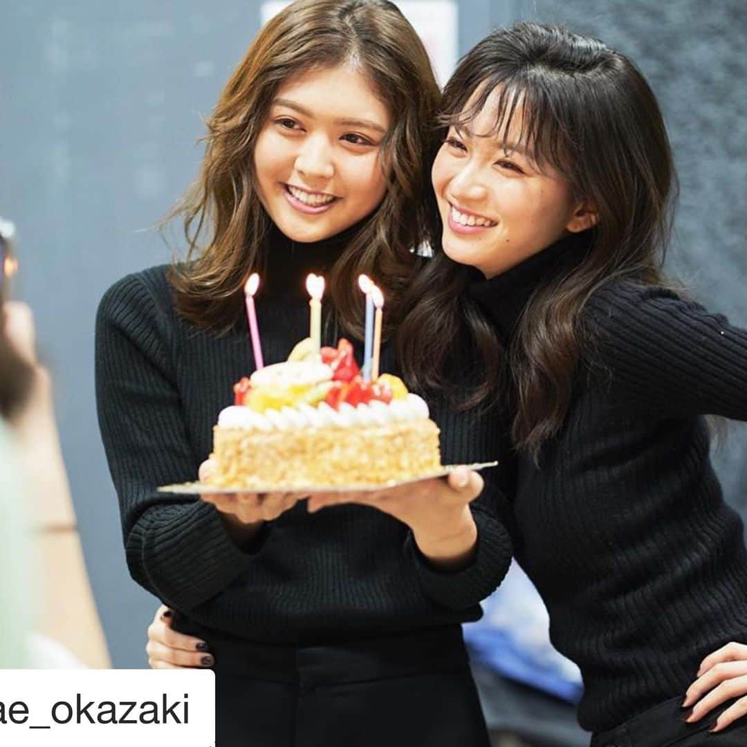 Rayさんのインスタグラム写真 - (RayInstagram)「#Repost @sae_okazaki with @get_repost ・・・ Rayの撮影後にみんなに誕生日をお祝いしてもらいました〜🤩 いやあ嬉しい！！ Rayの編集さんやモデル、みんな優しくて温かい人ばかり。 大好きです😚  ケーキはマツが持ってきてくれたからそのまま写真撮ってもらったけど、マツが誕生日みたいになってる😂笑  #㊗️ #ありがとうございます　#Ray #ケーキはみんなで美味しく　#いただきました　#2人して　#私服が　#オールブラック　#佐々木久美 氏　#もお祝いしてくれたの　#ありがとう」11月20日 3時26分 - ray.magazine