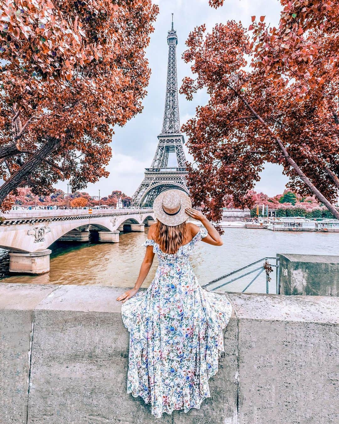 Izkizのインスタグラム：「All the leaves are brown and the sky is grey 🎶 🍁 #paris」