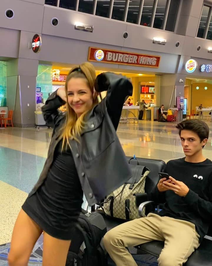 Brent Riveraのインスタグラム：「Why does my sister do this in public😳😂 wait till the end tho haha @lexibrookerivera」