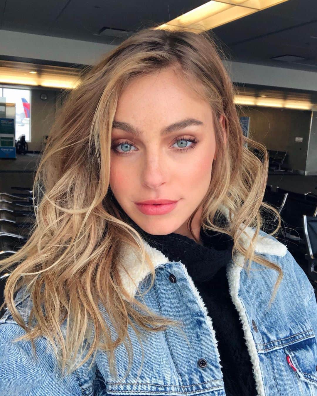 Elizabeth Turnerさんのインスタグラム写真 - (Elizabeth TurnerInstagram)「winter travel selfie moment ☃️ saw that fluorescent light & airport aesthetic and thought man what a great back drop for a selfie ! 🤪❄️✈️」11月20日 3時46分 - elizabethcturner