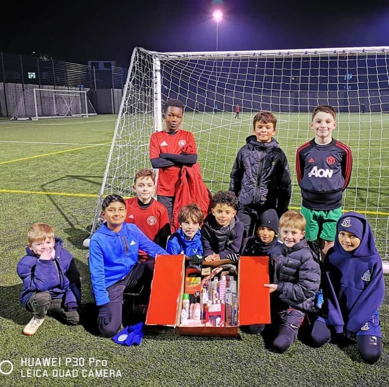 マーカス・ラッシュフォードさんのインスタグラム写真 - (マーカス・ラッシュフォードInstagram)「Love this. Seeing my old team @fletcher_moss_rangers U11s getting behind #intheboxmanchester is very special to me. Great stuff boys! 👊🏿」11月20日 3時39分 - marcusrashford