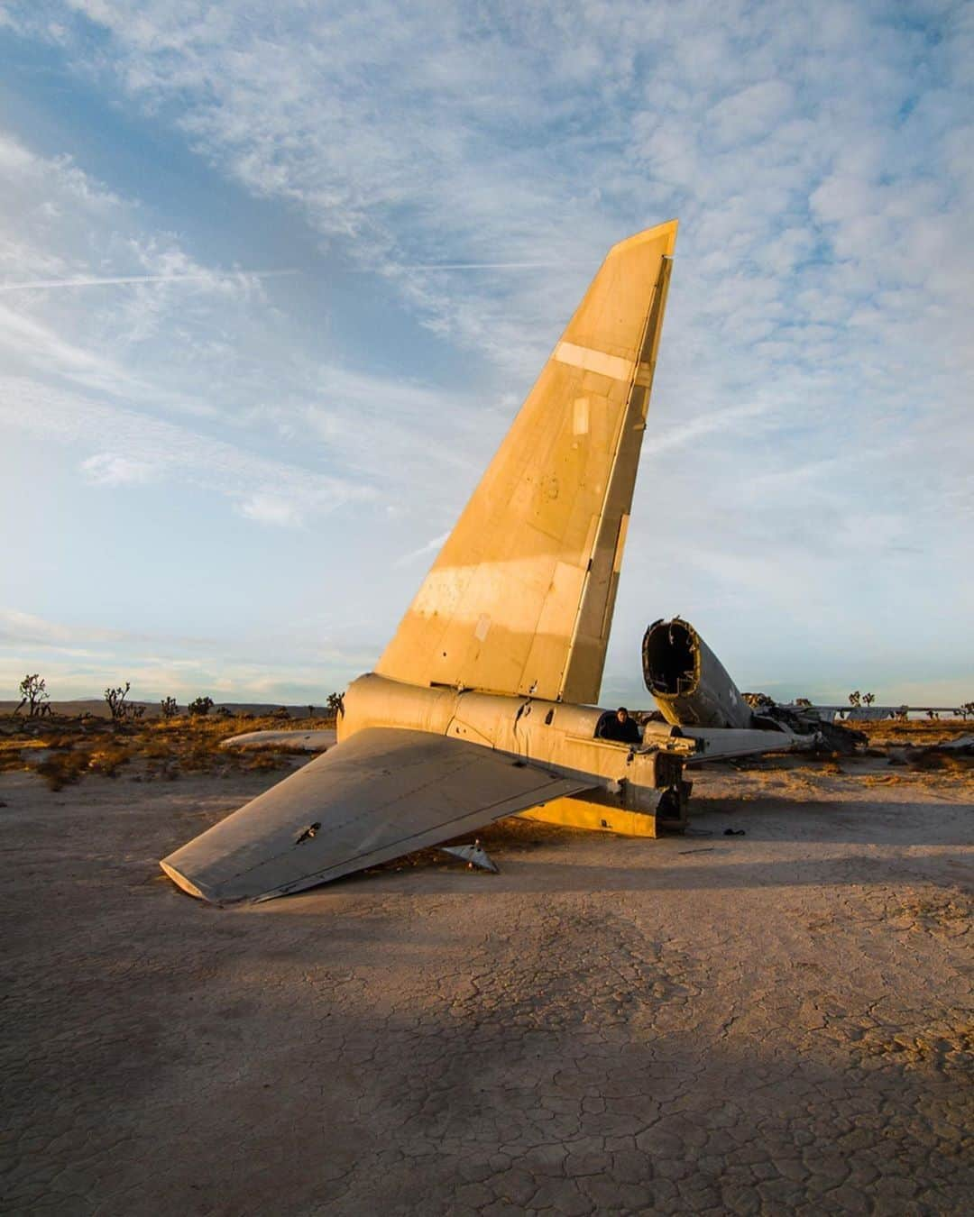 Abandoned Placesさんのインスタグラム写真 - (Abandoned PlacesInstagram)「Left behind in the Mojave desert. Photography by @danfranzzz」11月20日 3時42分 - itsabandoned