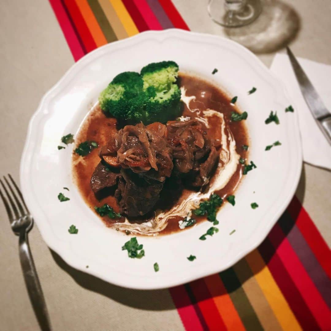 高野あゆ美さんのインスタグラム写真 - (高野あゆ美Instagram)「Boeuf Bourguignon yaptım😊 Babamın yemeklerini özlüyorum bazen ama onunki gibi olmuyor (aşçı idi kendisi 👨🏼‍🍳) 牛肉の赤ワイン煮込み、ほろほろに美味しくできるんだけどどうやっても料理人だった父の味にならないのよねー。 #ayumininmutfağı #boeufbourguignon」11月20日 3時43分 - ayumi.takano