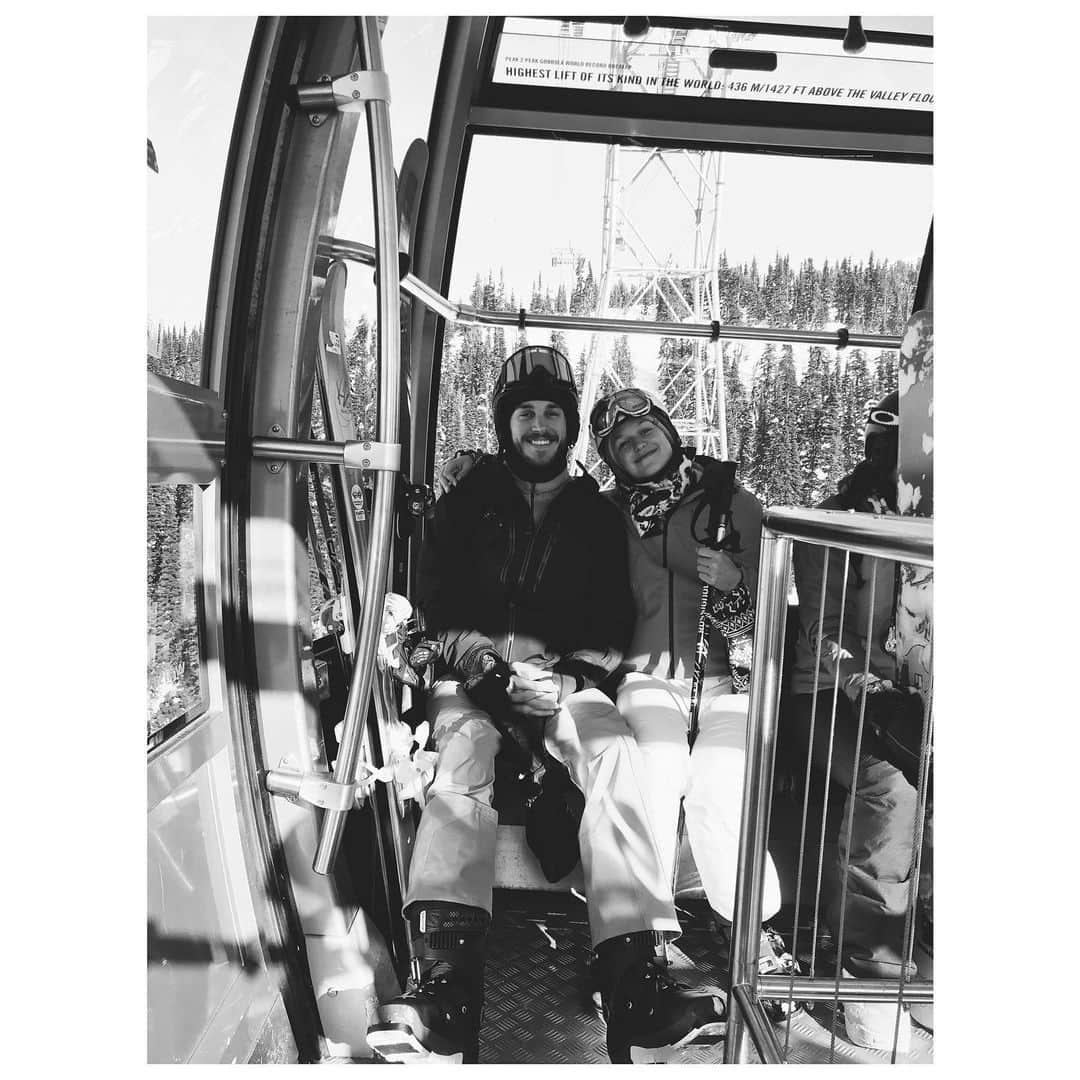 メリッサ・ベノイストさんのインスタグラム写真 - (メリッサ・ベノイストInstagram)「We went to France to learn how to ski but for some reason they wouldn’t alp us jk jk jk」11月20日 3時45分 - melissabenoist