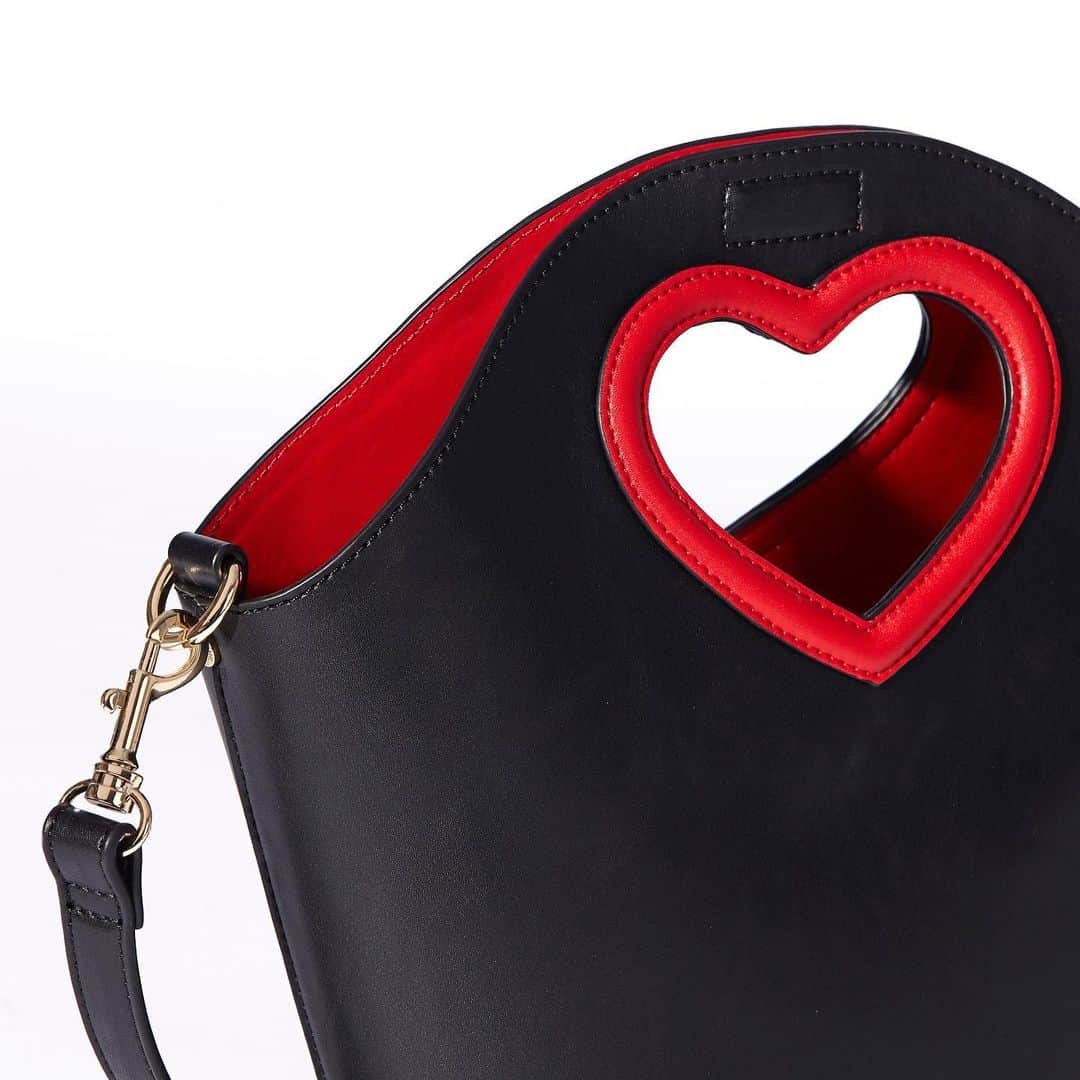 ケイティ・ペリーさんのインスタグラム写真 - (ケイティ・ペリーInstagram)「All you need is love... and maybe a cute bucket bag to match your big heart, sweetkins❣Fall handbags are here @katyperrycollections so you can wear your ❤ on your wrist! #ShoesdayTuesday #KatyPursey 💁🏼‍♀」11月20日 3時56分 - katyperry