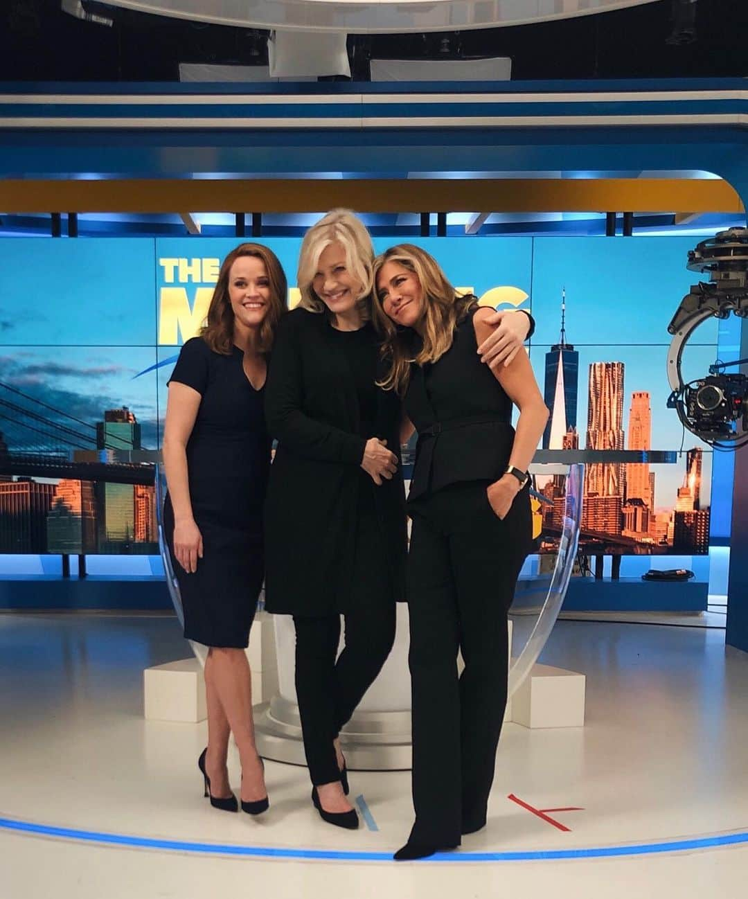 リース・ウィザースプーンさんのインスタグラム写真 - (リース・ウィザースプーンInstagram)「Look who came to visit us on the set of @themorningshow! @dianesawyer is a true trailblazer in the world of journalism and such an inspiration to all of us at @themorningshow! 💫☕️☀️」11月20日 3時48分 - reesewitherspoon