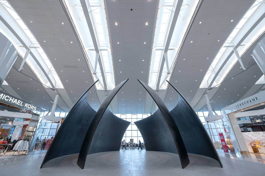 ローマン・サドフスキーさんのインスタグラム写真 - (ローマン・サドフスキーInstagram)「Heading out ✌️🛫 Toronto ✈️ Tokyo ✈️ Sapporo 🛬 - - - - - - - - - - - #romskyphotography #photography #architecture #airport #thesix #Toronto #sonyalpha」11月20日 3時50分 - roman_sadovsky