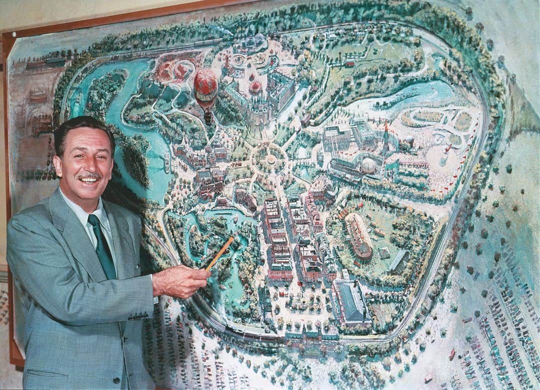 Disneyさんのインスタグラム写真 - (DisneyInstagram)「“I don’t want the public to see the world they live in while they’re in [Disneyland]. I want them to feel they’re in another world.” –Walt Disney, pictured here with Peter Ellenshaw’s aerial overview of @disneyland in 1954. Discover more gems in Maps of the Disney Parks from @disneybooks (link in bio).」11月20日 3時57分 - disney