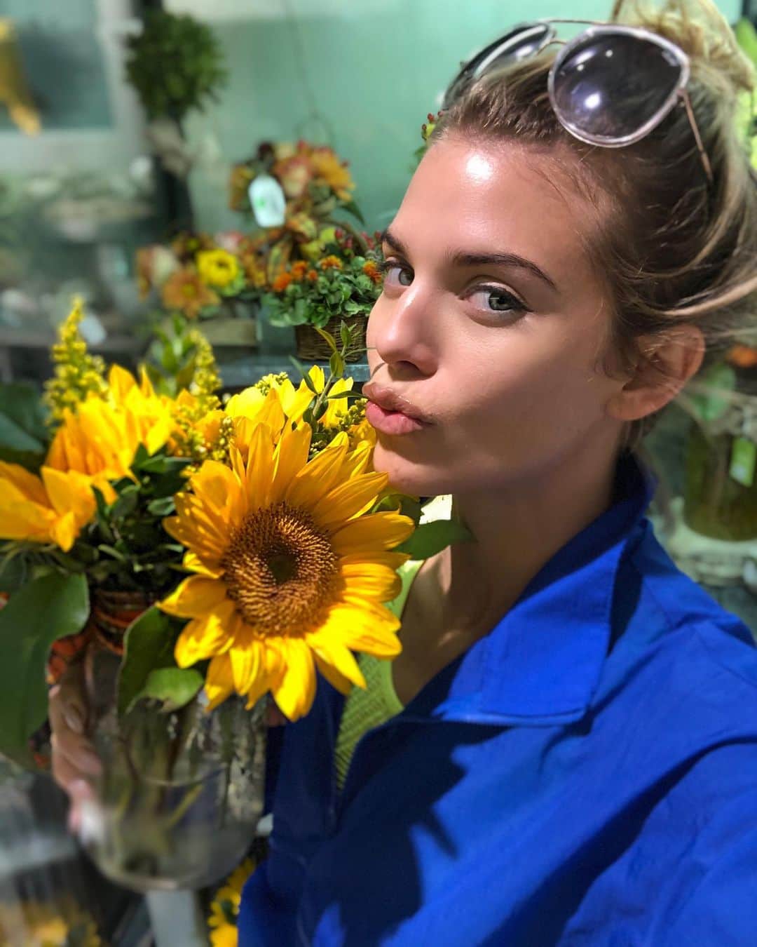 アナリン・マッコードさんのインスタグラム写真 - (アナリン・マッコードInstagram)「When life gives you sunflowers, you kiss them! 🌻 💋 (it wasn’t supposed to be THAT much of a ducky face 😂)」11月20日 3時57分 - theannalynnemccord
