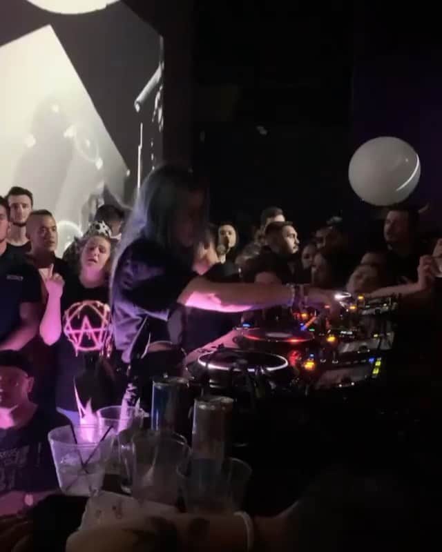 アリソン・ワンダーランドのインスタグラム：「only cos u guys asked me to post it to the gram. I was just messing around at an after party nothing crazy but apparently u like this mix so here it is? Peace - Yonkers」