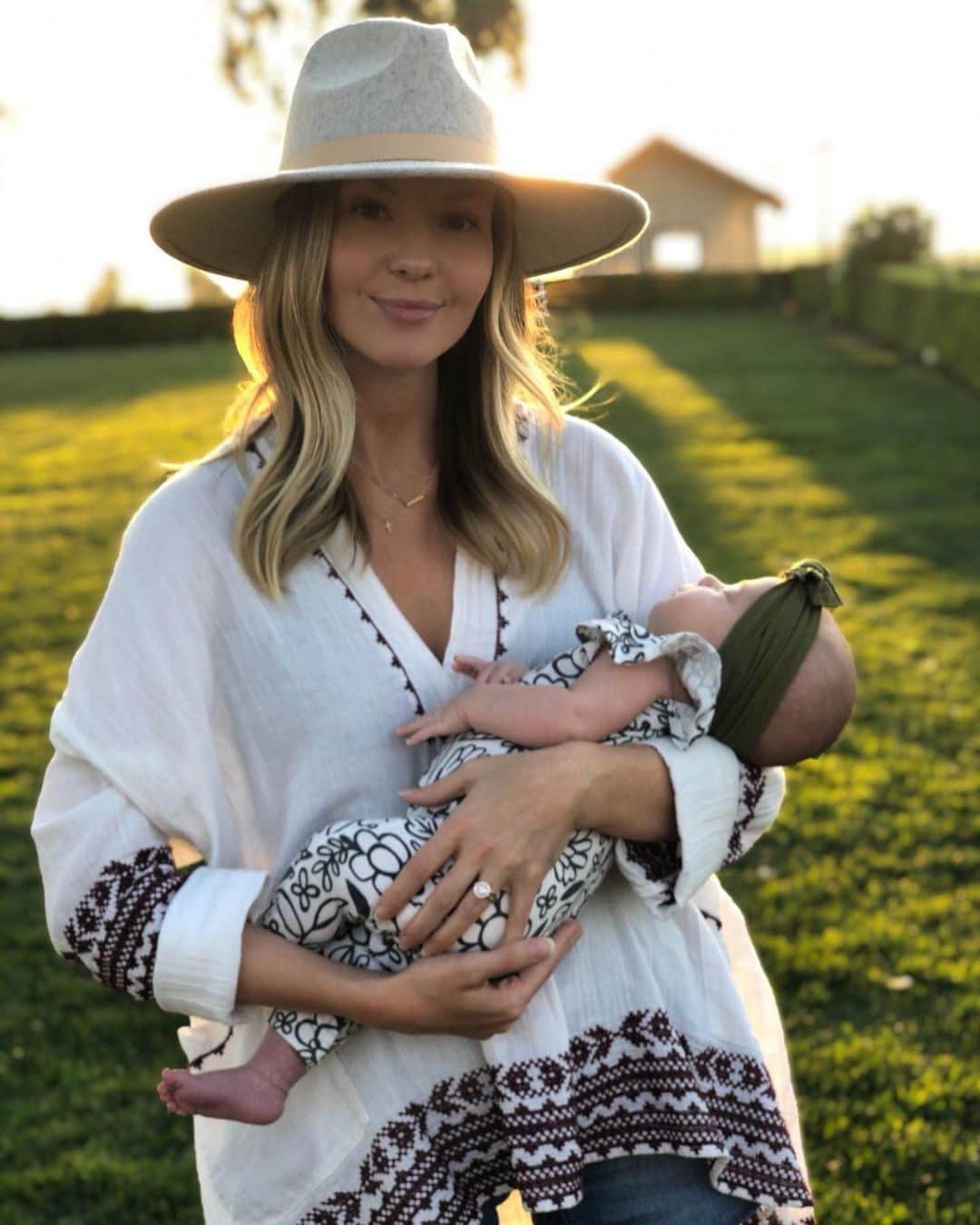 サマンサ・ドロークのインスタグラム：「Motherhood: favorite role I’ve ever played. 💛」