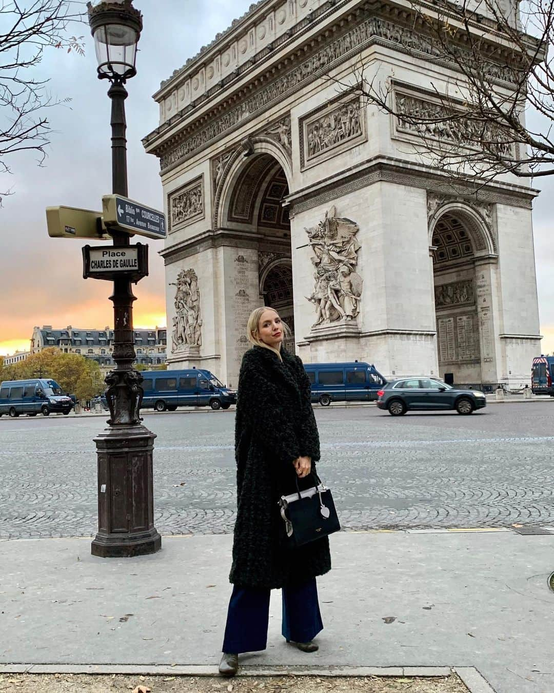 レオニー・ハンネさんのインスタグラム写真 - (レオニー・ハンネInstagram)「Not cold in the biggest @katespadeny coat. 🐻 Anzeige/Ad #KateSpade #LoveInSpades」11月20日 4時14分 - leoniehanne