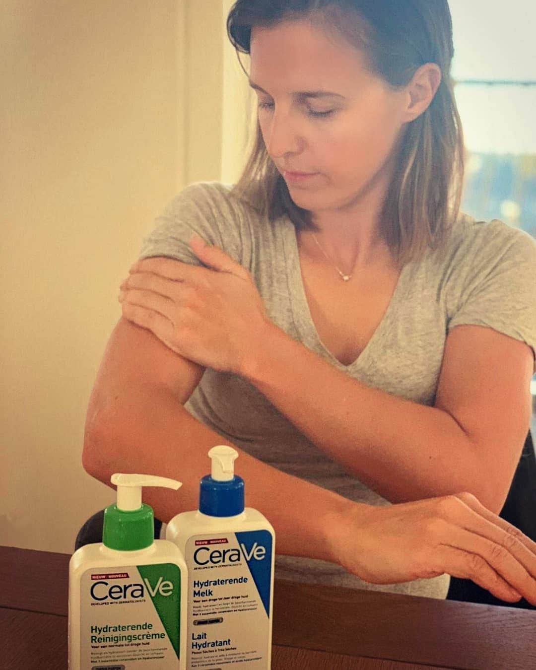 キルステン・フリプケンスのインスタグラム：「Did you know that if you fly your body and skin gets dehydrated? To keep my skin hydrated I am using my Hydrating Lotion of @cerave_be  Check out the products via the link in my bio! #CeraVe #CeraVeBE #DevelopedWithDerms #Ceramides #CeraVeBEAmbassador #Lovemyskin #ad」