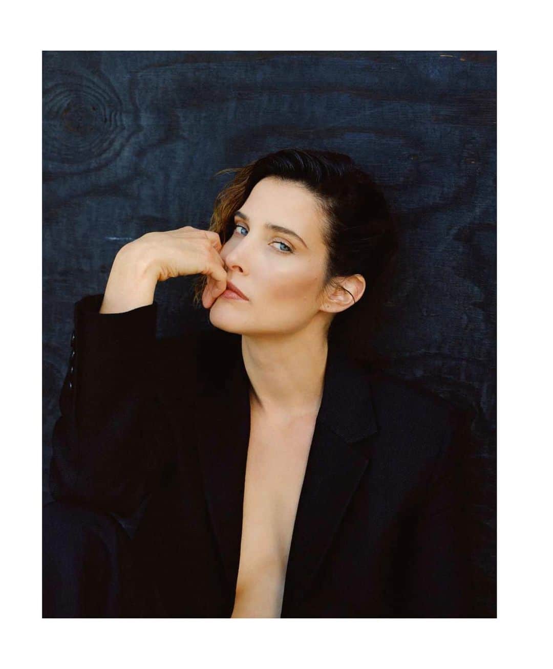 コビー・スマルダーズのインスタグラム：「Many thanks to the gang from @thecut for this wonderful piece written by love bug @annasilman and shot by @ryanpfluger.  https://www.thecut.com/2019/11/cobie-smulders-stumptown-bisexual-veteran.html」
