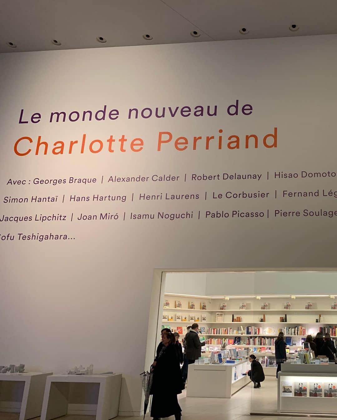 ハン・ジヘさんのインスタグラム写真 - (ハン・ジヘInstagram)「루이비통 재단 미술관  #charlotteperriand  전시 👍 짧은 일정으로 가보고 싶은곳은 많고 피곤하기는 하고.. 잠깐 숙소들러 자고 나와 저녁 9시쯤 보는 전시. 밤 10시-12시까지 하는 곳들도 꽤 있으니 시간 잘 보고 가세요! ^^ #paris_lenajihye」11月20日 4時21分 - jh_han