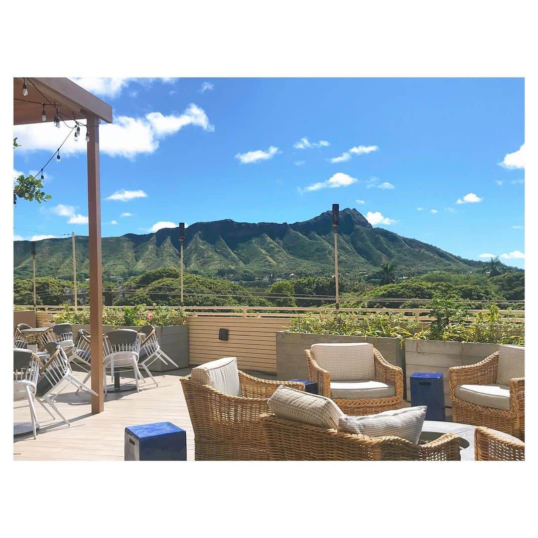 荒川れん子のインスタグラム：「Diamond head from @deckwaikiki ⛰ 早朝からもの凄い雷で目覚めました⚡️ 今は嘘みたいに晴れ☀️ さー、ちゃっちゃと片付けるぞー！ . 目の前にこーんなに大きくダイアモンドヘッドが広がるDeckは、朝が本当に気持ち良くてお勧めです✨ . . #hawaii #waikiki #island #islandlife #hawaiilife #hilife #sky #goodmorning #trip #afterrain #lifeisajourney #goodluck #instahawaii #hawaiistagram #lovehawaii #diamondhead #ハワイ #ワイキキ #ハワイ暮らし #ハワイ生活 #旅 #イマソラ #カコソラ #空 #青 #ハワイ生活 #光 #雨のち晴れ #おはようございます #ハワイおすすめ」