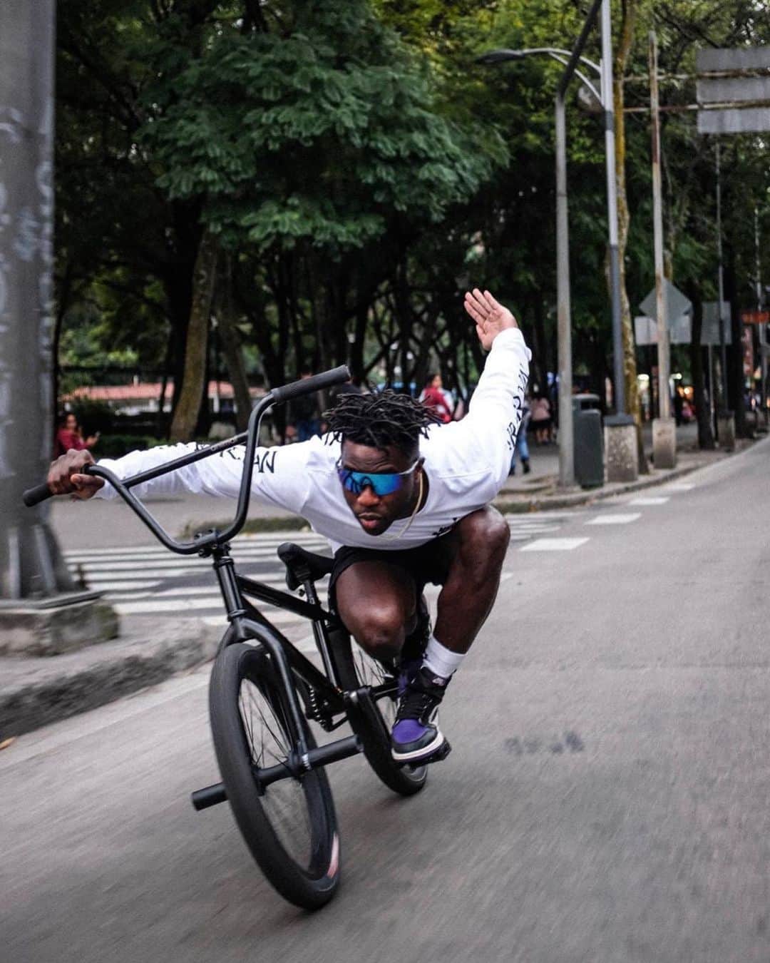 OAKLEYのインスタグラム：「Sight seeing.📍@nigelsylvester #OakleyPrizm #OneObsession」