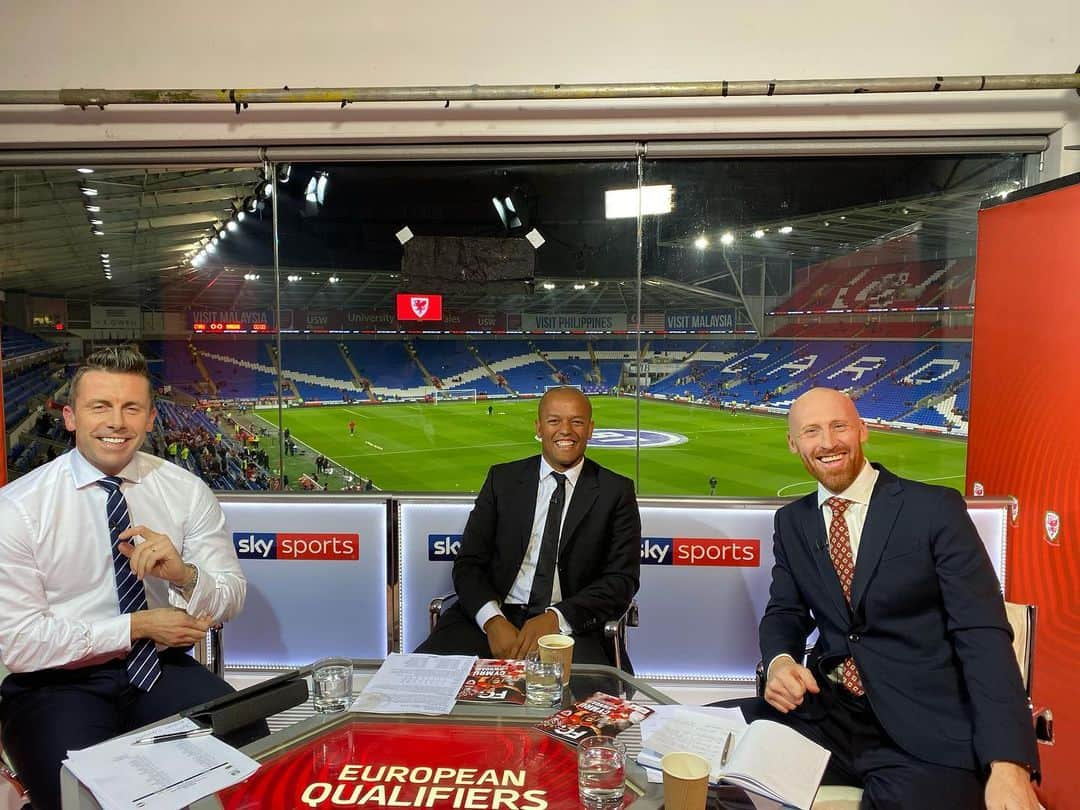 ロバート・アーンショウさんのインスタグラム写真 - (ロバート・アーンショウInstagram)「We are live at Cardiff City Stadium right now for @fawales vs Hungary on Sky Sports  #wales #cymru #football #futbol #soccer」11月20日 4時46分 - robertearnshaw