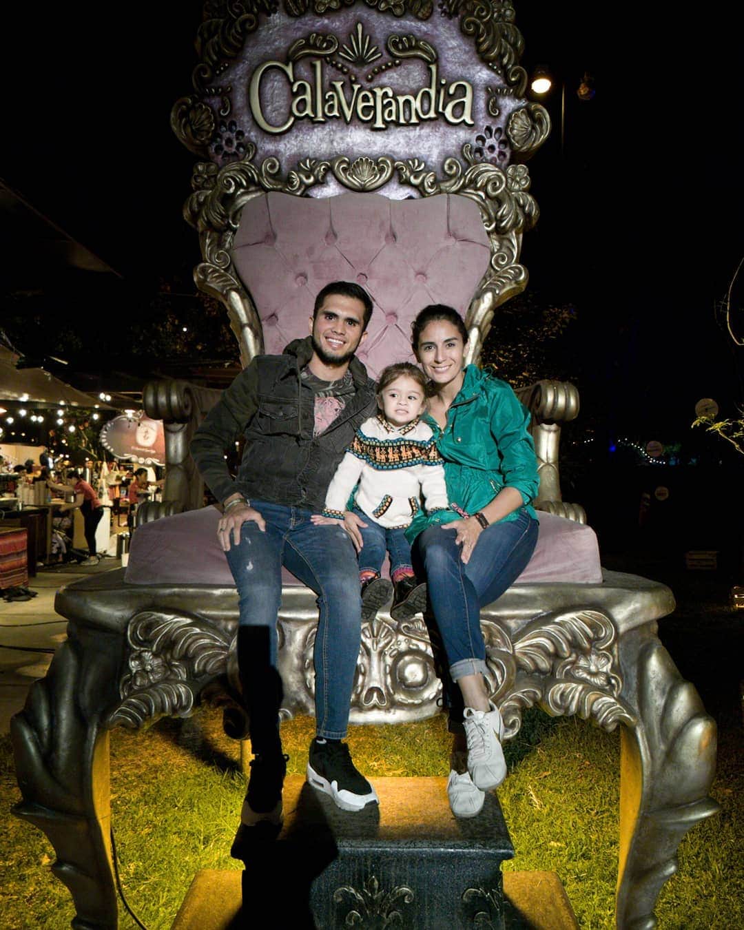 イヴァン・ガルシアのインスタグラム：「#calaverandia Los momentos son mágicos en familia.. Amo mi familia y la persona que me hacen ser cuando estoy con ustedes... ♥️👨‍👩‍👧」
