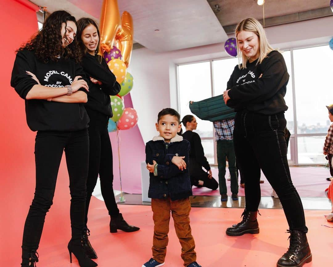 ココ・ロシャさんのインスタグラム写真 - (ココ・ロシャInstagram)「This weekend I had the joy of partnering @cocorochamodelcamp with @RunwayHeroes to help create a unique fashion event for 32 children fighting cancer. These little ones have the most inspiring spirit and it was amazing for my CRMC team and I to be a part of such a wonderful cause. To all our little heroes out there, you got this! And if you'd like to donate to @RunwayHeroes the link is in their bio. 💋 #runwayheroes」11月20日 4時53分 - cocorocha