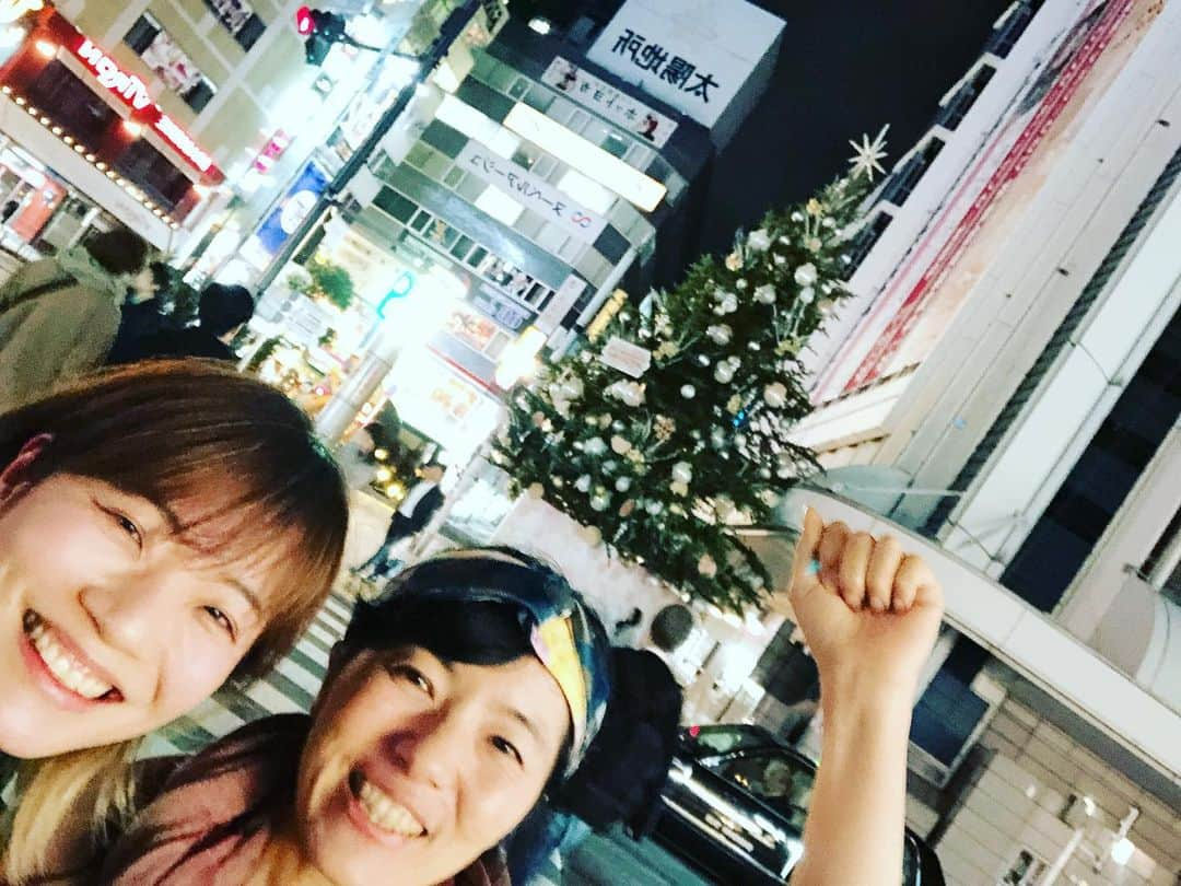 東出真緒さんのインスタグラム写真 - (東出真緒Instagram)「昨日はクミコンと原田知世さんのコンサートへ🎄 本当に素敵すぎて、、涙😭✨ なんとなんと、オーチャードホールの最前列のお席だったのです。信じられない。 クミコンが歌詞を手掛けた曲もたくさん聴けました✨ . 原田知世さん、透き通るほどの透明感と存在から溢れ出す優しさが会場全体を包み込んでいて、みんなが幸せになる空間でした❄️ アルバム「ルール・ブルー」の楽曲がかっこよすぎて帰ってからずっと聴いてます💎 本当に、あんな女性になりたいなぁ。素敵すぎでした✨✨ . #原田知世 #ルールブルー #オーチャードホール #高橋久美子 #すみっこぐらし」11月20日 14時21分 - mao_bigmama_vn