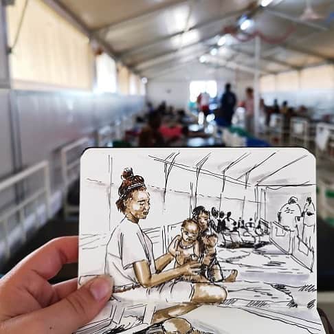 国境なき医師団さんのインスタグラム写真 - (国境なき医師団Instagram)「今回は、こんなスケッチ画で国境なき医師団（MSF）の病院をご紹介します。 . ここは、南スーダンのアゴク病院。アビエイ特別行政区にある唯一の二次医療施設です。 救急室、手術室、産科病棟を備えた病院です。 今年に入り、新しい放射線設備を導入し、薬局も新設されました。 . 雨季になると、人里離れた村に住む人びとは、病院にアクセスすることは難しくなります。舗装されていない道路はぬかるんで使えなくなります。人びとは何時間も、時には何日も、歩いて病院に行かなければなりません。 . さまざまな困難を乗り越えながら、日々多くの患者さんがこの病院を訪れています 。 ----------------- 南スーダンについての活動ニュースは公式サイトから。プロフィールのURLリンクからどうぞ→@msf_japan . ----------------- Photo © Lucille Favre/MSF #国境なき医師団 #MSF #南スーダン #スケッチ #絵 #病院　#医療援助 #photooftheday #写真部 #写真好きな人と繋がりたい」11月20日 14時28分 - msf_japan