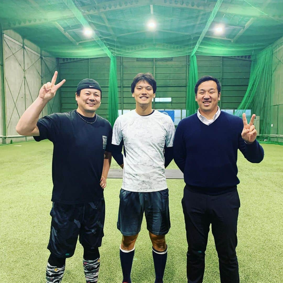 増渕竜義さんのインスタグラム写真 - (増渕竜義Instagram)「先日、ドラ1四兄弟の長男(村中さん)と四男(赤川)がスクールに来てくれました^ ^7年ぶりぐらいにキャッチボールしました‼️ #増渕竜義#村中恭兵#赤川克紀#ヤクルト#ヤクルトスワローズ」11月20日 14時37分 - m.tatsuyoshi