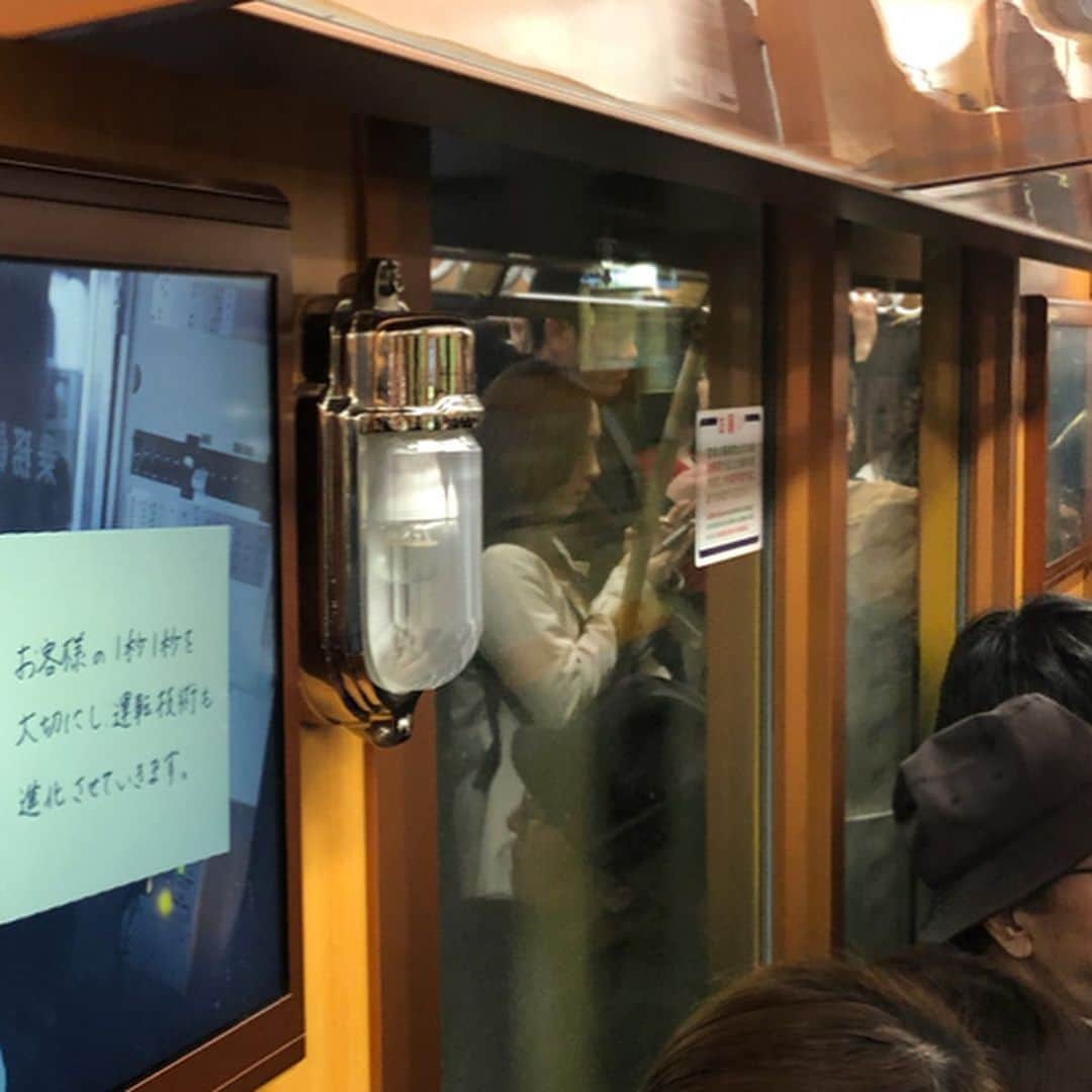 LOVEのインスタグラム：「ラッキー！✨✨✨ 90年前の銀座線1000系モデル！  全部で40編成ある銀座線の車両、2編成だけある特別仕様車に遭遇、乗車🚃  スリーナインのようでもあり。」