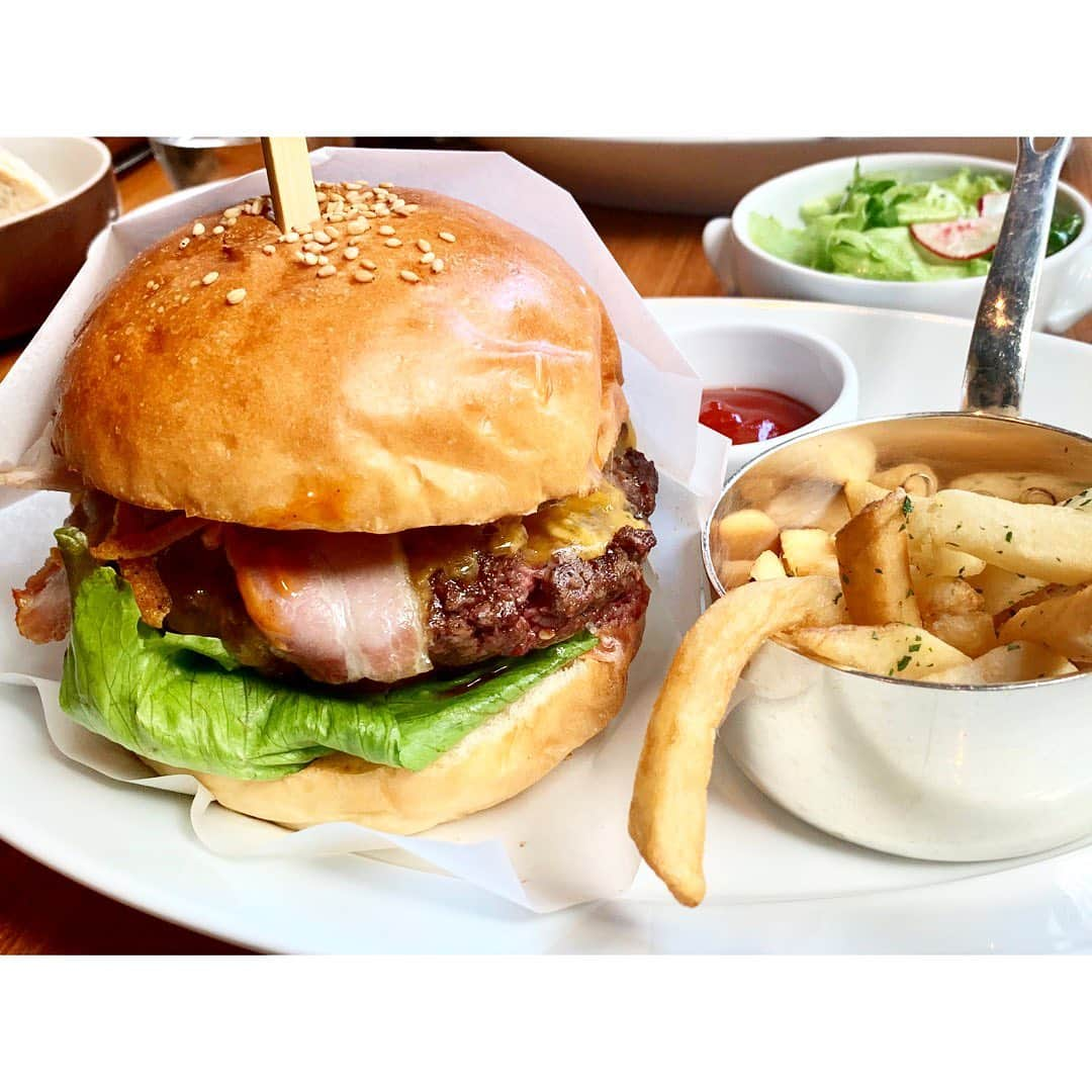 中田奈沙さんのインスタグラム写真 - (中田奈沙Instagram)「The Ork Door Burger🍔 @grandhyatttokyo 《The Ork Door》で久々のランチ🍴 オークドアのランチといえば ハンバーガー😋 牛肉100%のパティ、レギュラーサイズは 220gとかなりのビッグサイズ🤩 たっぷりの肉汁じゅるりな ジューシーなハンバーガーは ふかふかのバンズとよく合います❤️ * #奈沙ログ #奈沙ログin六本木 * * #hamburger #burger #theorkdoor #grandhyatt #grandhyatttokyo #lunch #roppongi #tokyo #foodie #foodpic #instafood #foodstagram #foodgasm #foodporn #beef #beefpatty #roppongihills  #グランドハイアット東京 #ハンバーガー #ランチ #オークドア #オークドアバーガー #グルメバーガー #六本木 #ビーフパティ #肉汁 #グランドハイアット #六本木ヒルズ」11月20日 14時44分 - nasa_nakada