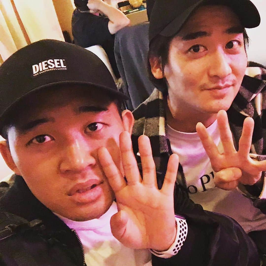 のインスタグラム：「ごたさんM-1準決おめでとう㊗️ #四千頭身の四ポーズ」