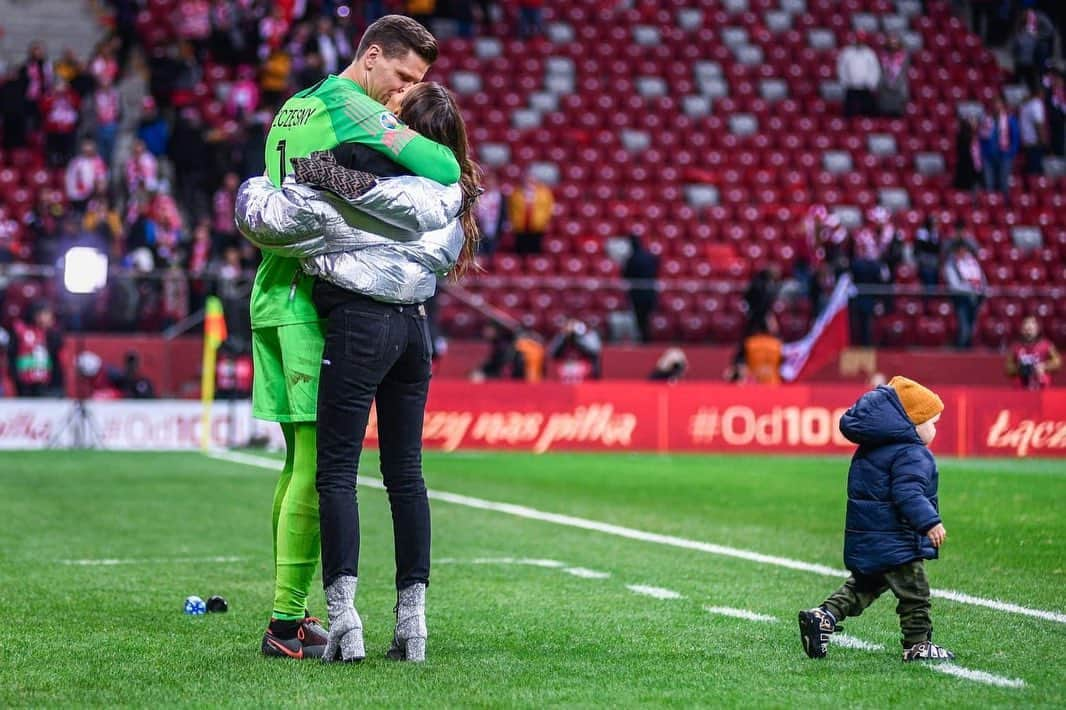 ヴォイチェフ・シュチェスニーさんのインスタグラム写真 - (ヴォイチェフ・シュチェスニーInstagram)「Last game of the year for the national team with the best support I could imagine! Beautiful moments 😍」11月20日 14時56分 - wojciech.szczesny1