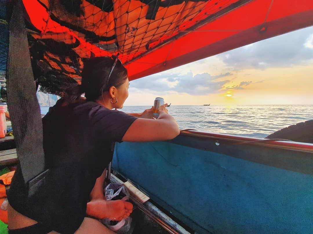 八木愛莉さんのインスタグラム写真 - (八木愛莉Instagram)「タイトル : 夕陽と足癖。﻿ ﻿ #restweeks#thailand#holidaymood#sunset#singha#boattrip#longtailboat #thailife」11月20日 14時58分 - airi.yagi