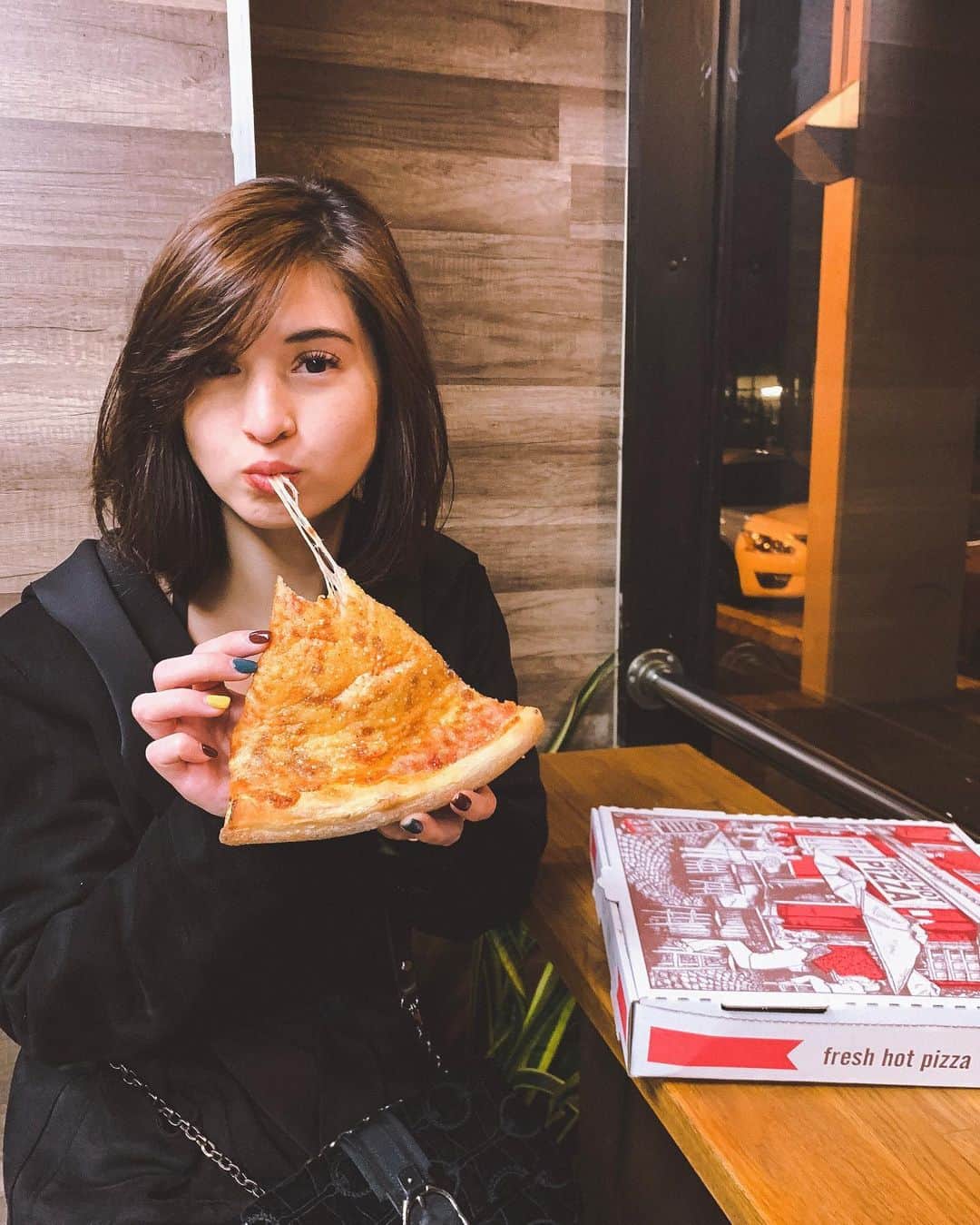Coleen Garciaさんのインスタグラム写真 - (Coleen GarciaInstagram)「Need to have this pizza again 😩 Take me back pls @billycrawford」11月20日 15時02分 - coleen