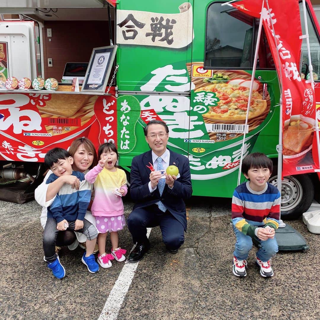 太陽チャンネルのインスタグラム：「‪昨日は鳥取県の平井知事にお会いして太陽チャンネルグッズを渡すことができました🤩💕ママもパパも平井知事のファンなのでめちゃくちゃ嬉しかったです😭✨とても気さくで優しい方でした♡またお会いできますように🥰✩.*‬ #平井知事 #太陽チャンネル #鳥取県」