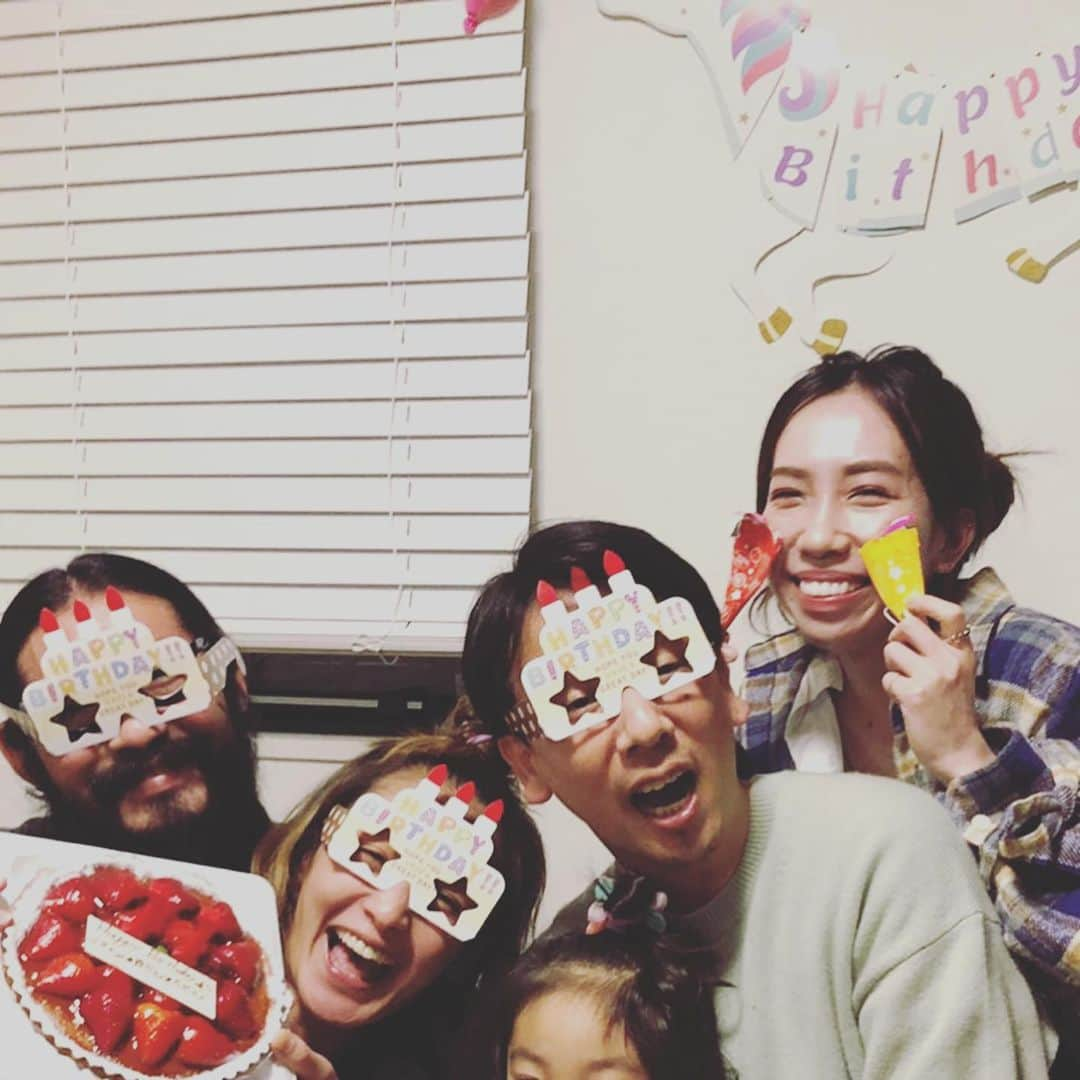 西山茉希さんのインスタグラム写真 - (西山茉希Instagram)「happy birthday11月⭐︎⭐︎⭐︎ #毎年恒例の #カウンター焼肉で出逢ったナマカ会 #祝3年目  知らない人だったのにね。 知らないままだったかもなのにね。  #全然近しい #恒例メンバーになった #酒場あるある記  あの夜話していなければ、 デニムのデザイナーさんなんてことにも気づけず、 ただのヒゲモジャなお客さんだった。  @westoveralls  @tassei_onuki  @toff_ceo  @hiromi_kageyama  #古き良き最先端デニム #愛用デニムブランド  そっから繋がるご縁。 感謝しNight。  #頻度は求めず #吉報に繋がる努力を蓄積する #そしたら笑い合える #乾杯の旨味プラス  ケーキ隊がクラッカーに挑戦。 賑やかな西山食堂でしたとさ。  #ありがとう #❤️ 楽しんだら寝起きに爆発が芸術してた日。」11月20日 15時30分 - maki.nshiyama50