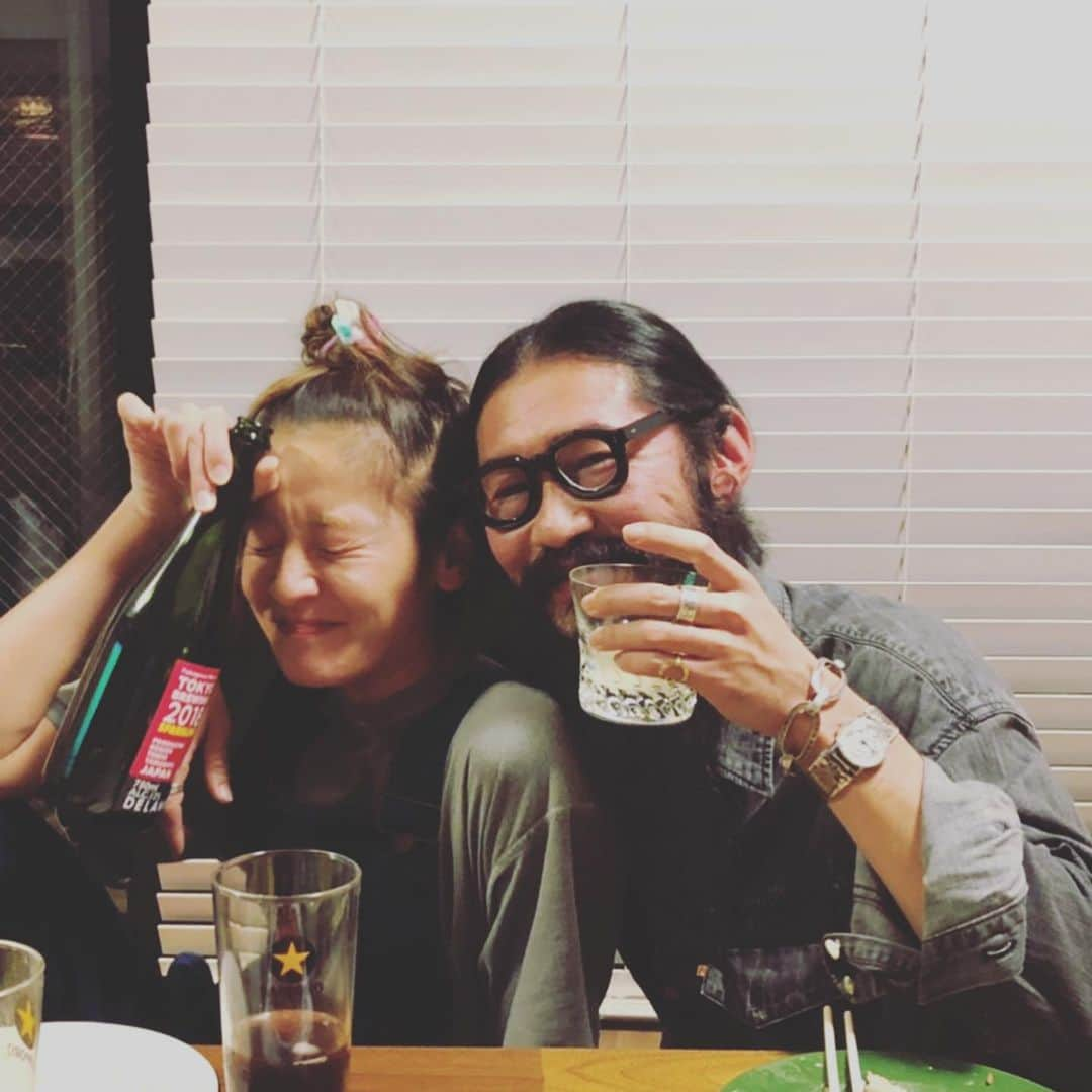 西山茉希さんのインスタグラム写真 - (西山茉希Instagram)「happy birthday11月⭐︎⭐︎⭐︎ #毎年恒例の #カウンター焼肉で出逢ったナマカ会 #祝3年目  知らない人だったのにね。 知らないままだったかもなのにね。  #全然近しい #恒例メンバーになった #酒場あるある記  あの夜話していなければ、 デニムのデザイナーさんなんてことにも気づけず、 ただのヒゲモジャなお客さんだった。  @westoveralls  @tassei_onuki  @toff_ceo  @hiromi_kageyama  #古き良き最先端デニム #愛用デニムブランド  そっから繋がるご縁。 感謝しNight。  #頻度は求めず #吉報に繋がる努力を蓄積する #そしたら笑い合える #乾杯の旨味プラス  ケーキ隊がクラッカーに挑戦。 賑やかな西山食堂でしたとさ。  #ありがとう #❤️ 楽しんだら寝起きに爆発が芸術してた日。」11月20日 15時30分 - maki.nshiyama50