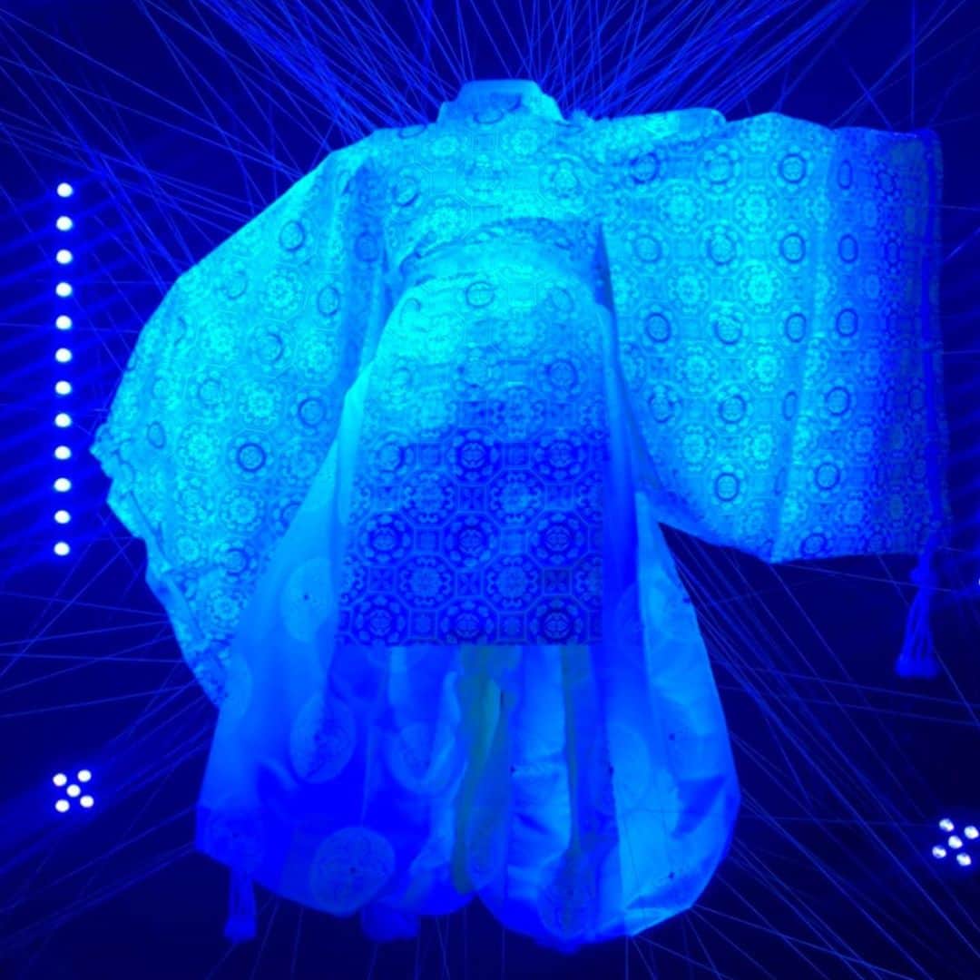 スプツニ子!さんのインスタグラム写真 - (スプツニ子!Instagram)「@another_farm are pleased to show our new work “Boundaries” at @moriartmuseum exhibition “Future and the Arts: AI, Robotics, Cities, Life - How Humanity Will Live Tomorrow” which will be from 11/19/2019 to 3/29/2020.  We collaborated with craftsmen from Tatsumura Koho in Kyoto to create a traditional Noh kimono for the play “Okina” - woven from glowing silk produced by genetically modified silkworms containing green fluorescent protein.  A Noh stage has been erected in the show, allowing the audience to see the work as if at the moment the “Waki (a player from reality)” encounters the “Shite” (a player from the divine world)” during a Noh performance.  Noh performances are often stories that straddle the past, present, the reality and the world of the divine.  Latest technologies such as genetic engineering are enabling humans to design and create new living things, moving them closer to the realm of the gods - is modern science creating the “Shite” player on the Noh stage? #anotherfarm #sputniko #スプツニ子　#masayakushino #串野真也」11月20日 15時32分 - 5putniko