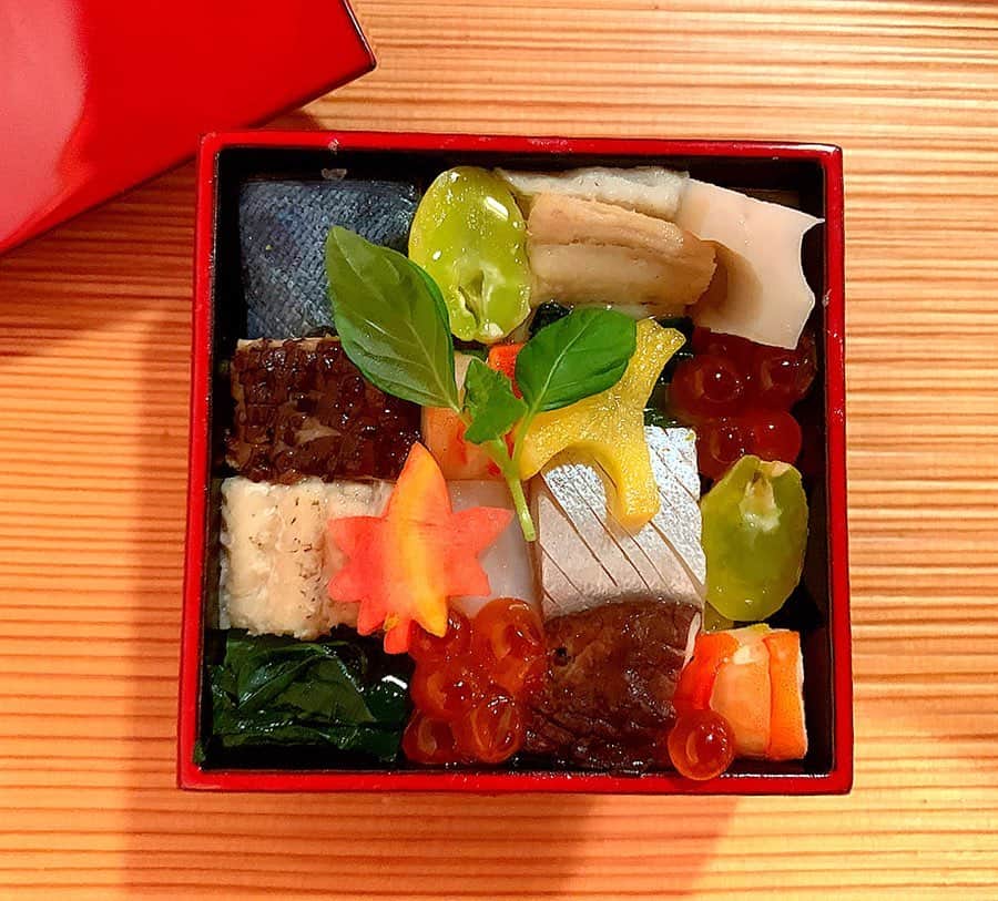 百合華さんのインスタグラム写真 - (百合華Instagram)「京都の花街宮川町にしっとりと佇む京町家造りの和食割烹『宮川町 水簾』にて京都の風情を感じながらのディナータイム✨﻿ ﻿ 素敵なおくどさんと職人さん達の手捌きを眺めながら京都の厳選食材を使った秋のディナーコースをいただきました🍁﻿ ﻿ 名物『月替りのミニチュア』は手の平サイズでとっても可愛らしくて食べるのが勿体ないくらい💓﻿ ﻿ 大好物な伝助穴子は身がプリップリ🥰﻿ ﻿ おくどさんで炊いてくださった〆の白米はふっくらとしていてお代わりしちゃいました❤️﻿ ﻿ あっ、だし巻き卵もお代わりしましたww🎶﻿ ﻿ #京都 ﻿ #宮川町﻿ #花街﻿ #宮川町水簾﻿ #水簾﻿ #和食割烹﻿ #割烹料理﻿ #和食﻿ #四季折々﻿ #厳選食材﻿ #京料理﻿ #おくどさん﻿ #職人﻿ #ミニチュア﻿ #伝助穴子 ﻿ #大好物﻿ #美食﻿ #美食家」11月20日 15時32分 - yurika.lovelily