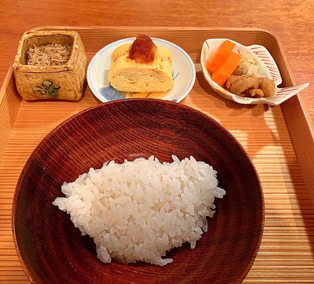 百合華さんのインスタグラム写真 - (百合華Instagram)「京都の花街宮川町にしっとりと佇む京町家造りの和食割烹『宮川町 水簾』にて京都の風情を感じながらのディナータイム✨﻿ ﻿ 素敵なおくどさんと職人さん達の手捌きを眺めながら京都の厳選食材を使った秋のディナーコースをいただきました🍁﻿ ﻿ 名物『月替りのミニチュア』は手の平サイズでとっても可愛らしくて食べるのが勿体ないくらい💓﻿ ﻿ 大好物な伝助穴子は身がプリップリ🥰﻿ ﻿ おくどさんで炊いてくださった〆の白米はふっくらとしていてお代わりしちゃいました❤️﻿ ﻿ あっ、だし巻き卵もお代わりしましたww🎶﻿ ﻿ #京都 ﻿ #宮川町﻿ #花街﻿ #宮川町水簾﻿ #水簾﻿ #和食割烹﻿ #割烹料理﻿ #和食﻿ #四季折々﻿ #厳選食材﻿ #京料理﻿ #おくどさん﻿ #職人﻿ #ミニチュア﻿ #伝助穴子 ﻿ #大好物﻿ #美食﻿ #美食家」11月20日 15時32分 - yurika.lovelily