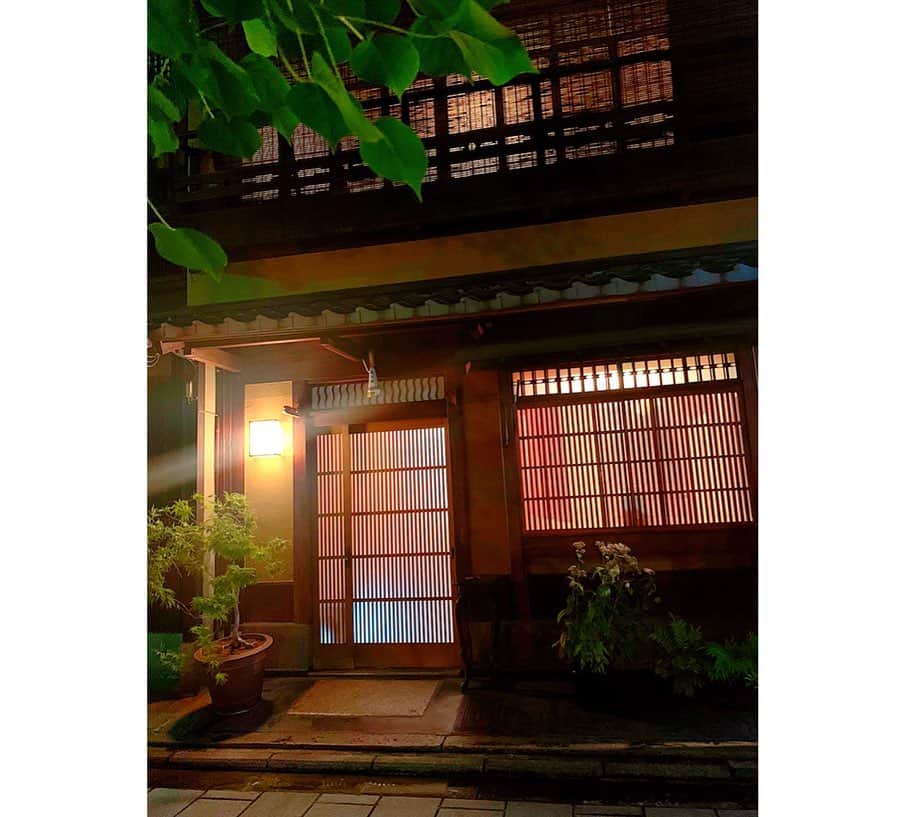 百合華さんのインスタグラム写真 - (百合華Instagram)「京都の花街宮川町にしっとりと佇む京町家造りの和食割烹『宮川町 水簾』にて京都の風情を感じながらのディナータイム✨﻿ ﻿ 素敵なおくどさんと職人さん達の手捌きを眺めながら京都の厳選食材を使った秋のディナーコースをいただきました🍁﻿ ﻿ 名物『月替りのミニチュア』は手の平サイズでとっても可愛らしくて食べるのが勿体ないくらい💓﻿ ﻿ 大好物な伝助穴子は身がプリップリ🥰﻿ ﻿ おくどさんで炊いてくださった〆の白米はふっくらとしていてお代わりしちゃいました❤️﻿ ﻿ あっ、だし巻き卵もお代わりしましたww🎶﻿ ﻿ #京都 ﻿ #宮川町﻿ #花街﻿ #宮川町水簾﻿ #水簾﻿ #和食割烹﻿ #割烹料理﻿ #和食﻿ #四季折々﻿ #厳選食材﻿ #京料理﻿ #おくどさん﻿ #職人﻿ #ミニチュア﻿ #伝助穴子 ﻿ #大好物﻿ #美食﻿ #美食家」11月20日 15時32分 - yurika.lovelily