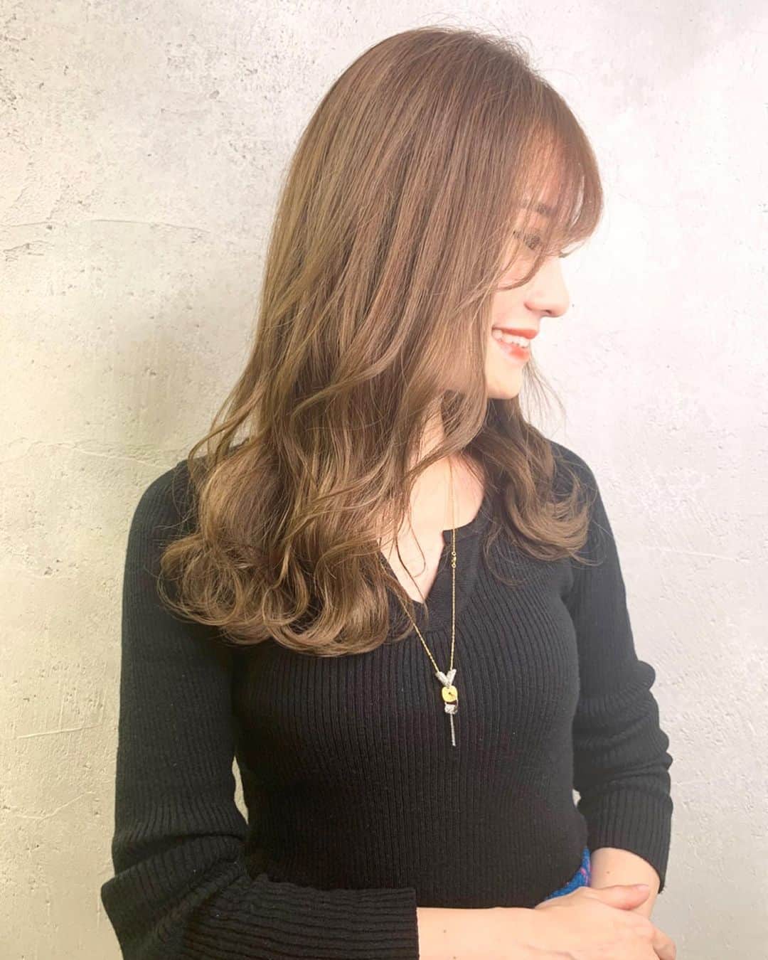 金子実加のインスタグラム：「SALOWIN 原宿店 @kaito1122109  担当して頂きました😘✨✨ カラー前髪カットトリートメント 加工なし😌🧡 大満足です🤭🧡❤️ ありがとうございました🥺✨ . 楽しかったから、また行きたいっ✨✨ . . . . . . #salowin #原宿　#原宿美容室　#hairsalon #hair #カラー　#新色　#シースルー前髪 #シースルーバング #sharesalon」