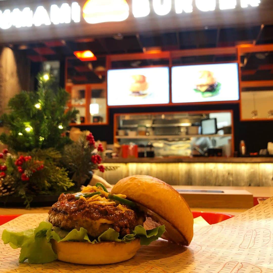 umamiburgerjpnさんのインスタグラム写真 - (umamiburgerjpnInstagram)「こんにちはUMAMIBURGER錦糸町店です🎄 . . . 錦糸町店では秋限定のウマミノコバーガーが終了し、先日15日から来月末までチリチーズバーガーをお出ししています！ . . . . 🌶Chili cheese burger 🌶 . パテの上にとろけたチーズとたっぷりかけたウマミチリソースに食感をカリッと引き立たせるトルティーヤ、舌をピリッとさせるグリーンハラペーニョの相性は抜群です。 是非寒い季節にあったまりませんか？🍔🔥🔥 . . 前回お出ししたウマミノコはとても大人気でたくさんのお客様にご来店いただきました！ありがとうございました😊🦋 本日もお待ちしております！！ . . #chili#chilicheeseburger#christmas#umamiburger #japan #sumida #palco #food #foodporm #foodphotography #burger  #tokyo #umamiburgerjpn #dinner#lunch#cafe #ウマミバーガー #ウマミバーガー錦糸町パルコ店 #墨田グルメ #ディナー #東京グルメ#チリチーズバーガー#クリスマスグルメ#クリスマスイルミネーション」11月20日 15時36分 - umamiburgerjpn